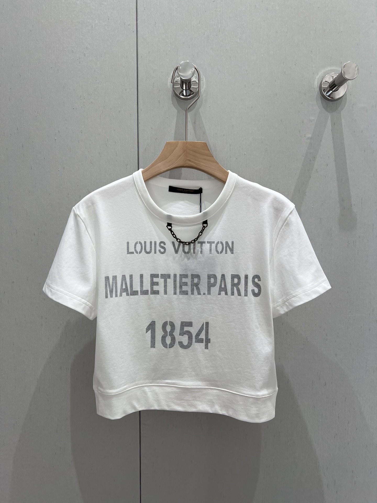 NO:296594,Batch Louis Vuitto* 25Ss Early Spring New Round Collar Printed Chain Short Sleeve T-shirt | Exclusive High-end Production!  Imported cotton material, breathable and comfortable, full texture. Short short-sleeved T-shirt cut to highlight the brand style. The neckline is made of metal letter chains. The chest is decorated with snowflake-like letter logos to highlight the high-end style. The inner wear is brilliant and fashionable. S/M/L is available in stock. S/M/L,,louis vuitton, T-shirt,tees, t-shirt,alexander wang19860909批 Louis Vuitto* 25Ss早春新款 圆领印花链条短袖T恤丨独家高版出品！进口全棉材质,透气舒适,质感十足 短款短袖T恤裁剪,凸显品牌格调 领口以金属字母链条作设计亮点 胸前用雪花感字母徽标装饰,彰显高级格调 单穿内搭都出彩时髦 现货发售S/M/L,,louis vuitton,T-shirt,tees，t-shirt,alexander wang,Women's clothing