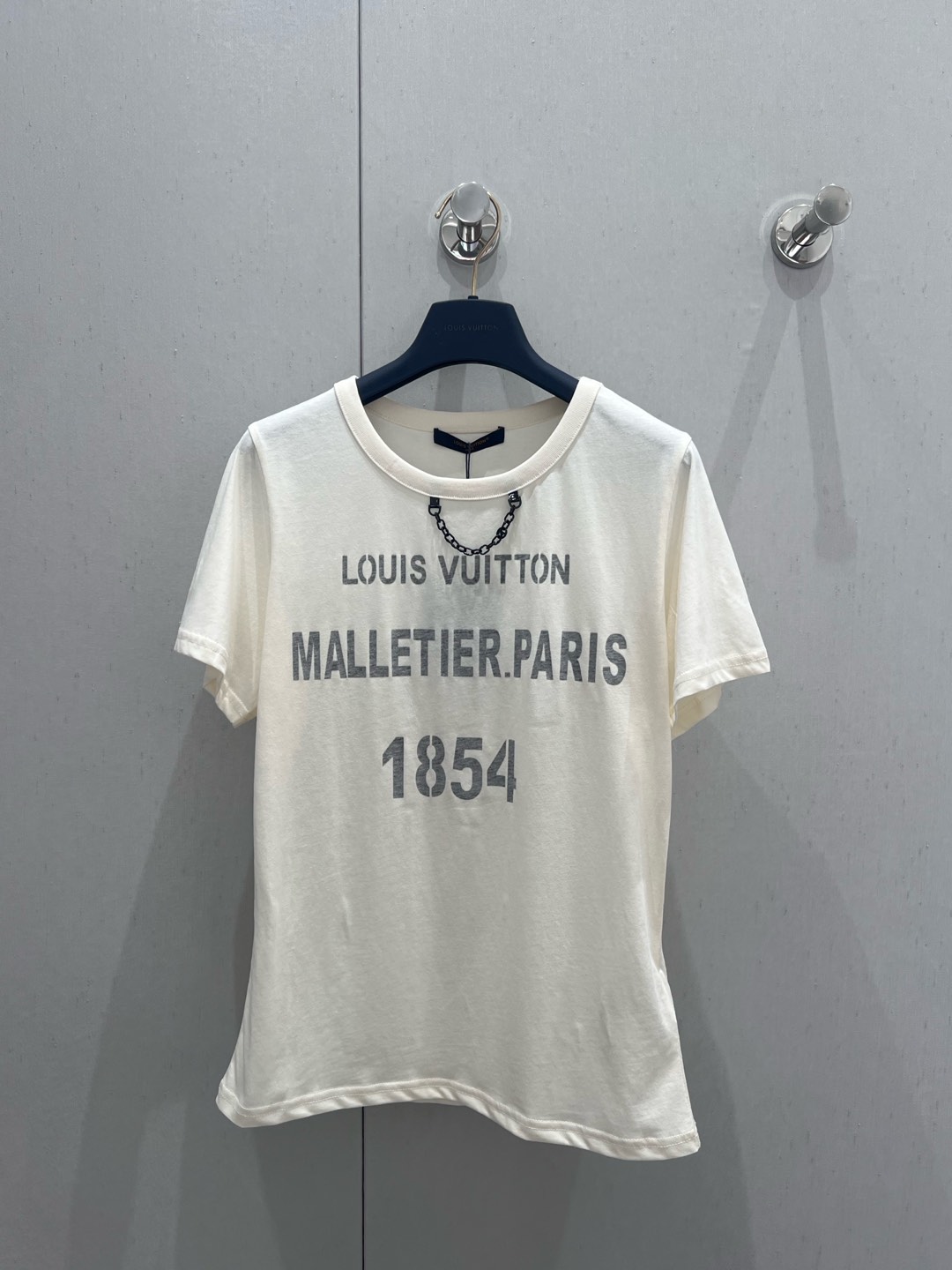 NO:331716,Louis Vuitt*n 25Ss early spring new style letter printed chain round neck short-sleeved T-shirt | Exclusive high-end production!  Imported cotton material, breathable and comfortable, full texture. Regular short-sleeved T-shirt cut to highlight the brand style. The neckline is made of metal letter chains. The chest is decorated with snowflake-like letter logos to highlight the high-end style. The inner wear is brilliant and fashionable. S/M/L real-life details pictures are available in stock. Louis vuitton, T-shirt,tees, t-shirt,alexander wang19860909Louis Vuitt*n 25Ss早春新款 字母印花链条圆领短袖T恤丨独家高版出品！进口全棉材质,透气舒适,质感十足 常规短袖T恤裁剪,凸显品牌格调 领口以金属字母链条作设计亮点 胸前用雪花感字母徽标装饰,彰显高级格调 单穿内搭都出彩时髦 现货发售S/M/L实拍细节图,,louis vuitton,T-shirt,tees，t-shirt,alexander wang,Women's clothing