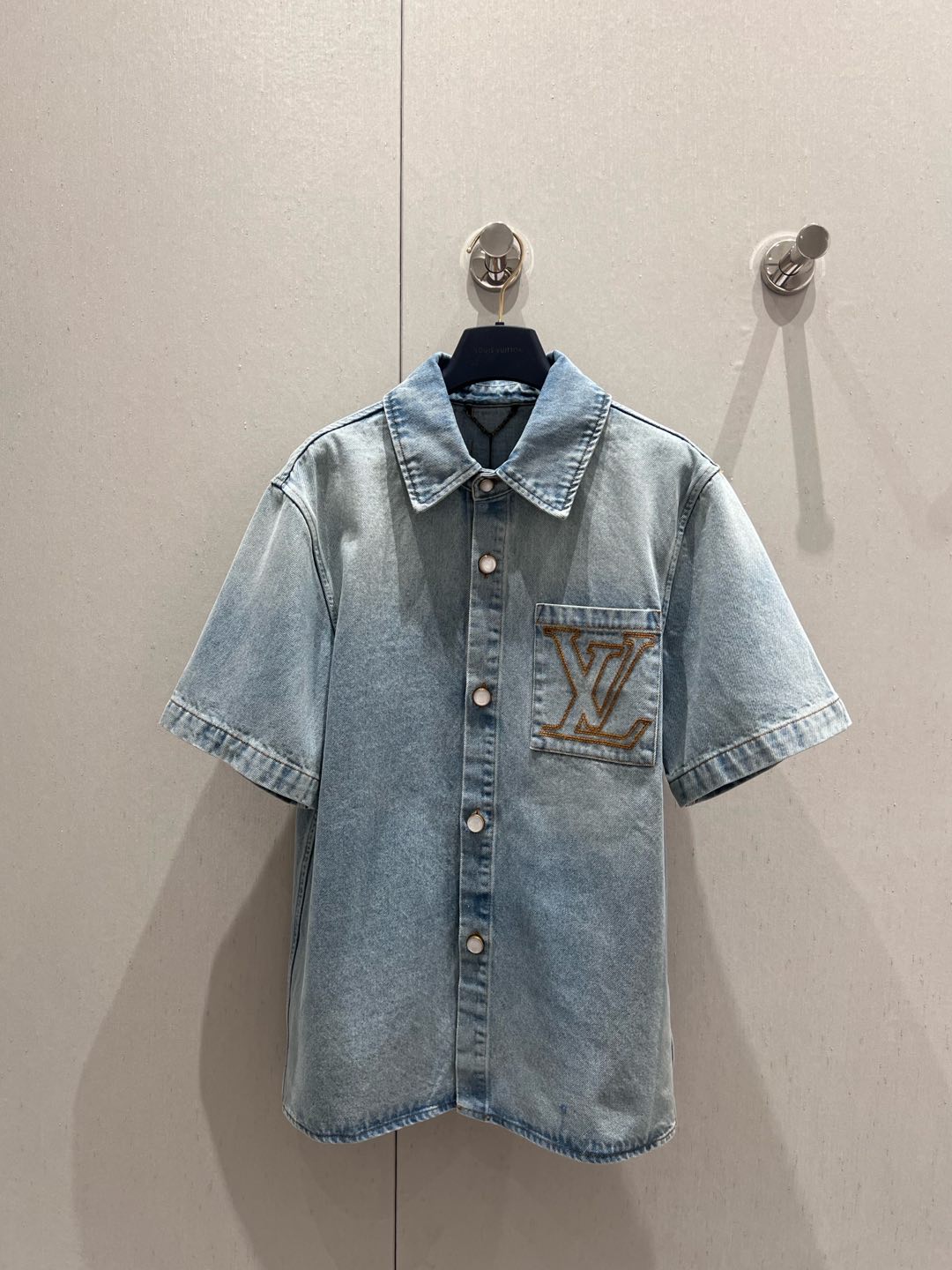 NO:296033,Batch Louis Vuitto* 25Ss Early Spring New Pocket Letter Embroidered Short Sleeve Denim Shirt丨Exclusive High Edition Production!  Regular lapel short-sleeved denim top cut, the plaid design can be worn alone or as a coat layered, multiple enzyme wash, let the color show a natural color texture, more retro and fashionable, the chest pocket decoration is sewn with embroidered logo, echoing the leather logo on the back neckline, highlighting brand value and design style, evergreen denim items, perfect for matching, same style for men and women, on-site S/M/L,,louis vuitton,jackets & coats,shirts,T-shirt,alexander wang19860909批 Louis Vuitto* 25Ss早春新款 口袋字母刺绣短袖牛仔衬衫丨独家高版出品！常规翻领短袖牛仔上衣剪裁 开襟设计可单穿或作外套叠穿 多重酵素水洗 让颜色呈现自然擦色质感 更显复古时尚 胸前口袋装饰缝制刺绣徽标 与后领口皮标呼应 突出品牌价值和设计格调 常青牛仔单品 随意搭配都完美 男女同款 现货发售S/M/L,,louis vuitton,jackets & coats,shirts,T-shirt,alexander wang,Women's clothing