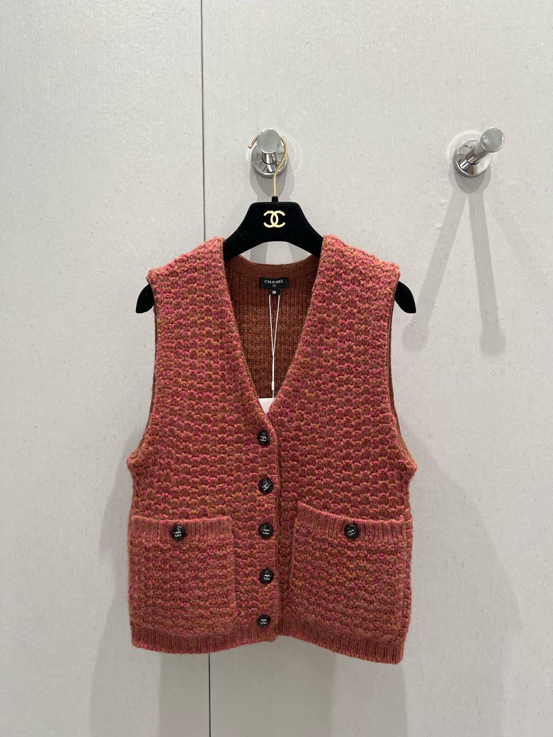 NO:296776,Cashmere Crochet Knitted Vests by Chan*24k Series Duvier Cashmere Crochet Knitted Vests | Exclusive YB development!  High-end production!  White and rich beauty must be made into a stacked artifact~ French court style can be sweet or salty, and famous white and rich beauty must have high-end products!  The upper body looks huge and slim. Perfect workmanship and quality depend on details!  S/M/L, chanel,alexander wang19860909批 Chan*24k系列杜维埃羊绒钩花针织马甲丨独家yb开发！高版出品！白富美必入叠搭神器～法式宫廷风气质可甜可盐名媛白富美必备高级单品！版型上身巨显瘦.完美做工品质看细节！现货发售 S/M/L,,chanel,alexander wang,Women's clothing