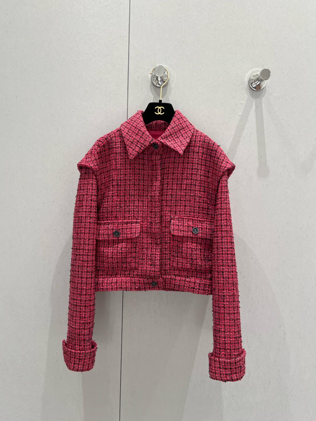 NO:296771,Crack Chane* 25C ​​early spring new style tweed flying sleeve lapel dress jacket | Exclusive high-end production!  Imported coarse wool material, obvious texture, high-quality texture, thick plaid wool fabric creates a small fragrance style model, double flip pocket small flying sleeves are layered, showing playfulness while being elegant, ready-to-wear silver wire woven plaid elements heavy industry rhinestone double C round buckles, the front closure hides details low-key and elegant, highlighting the taste of high-end socialites, the first choice for dressing with fashionable and stylish four seasons, the standard white and rich beauty, perfect workmanship quality depends on details!  S/M/L, chanel, jackets & coats, alexander wang19860909批 Chane* 25C早春新款 粗花呢飞袖翻领洋装外套丨独家高版出品！进口粗纺毛呢材质 肌理明显 质感上乘 粗花格纹毛呢面料打造小香风典范 双翻盖口袋小飞袖层叠处理 尽显俏皮的同时不失雅致 成衣银丝编织格纹元素重工水钻双C圆扣 前襟隐藏细节低调优雅 突出高级名媛品味 四季气质时髦精的穿搭首选 白富美标配 完美做工品质看细节！现货发售 S/M/L,,chanel,jackets & coats,alexander wang,Women's clothing