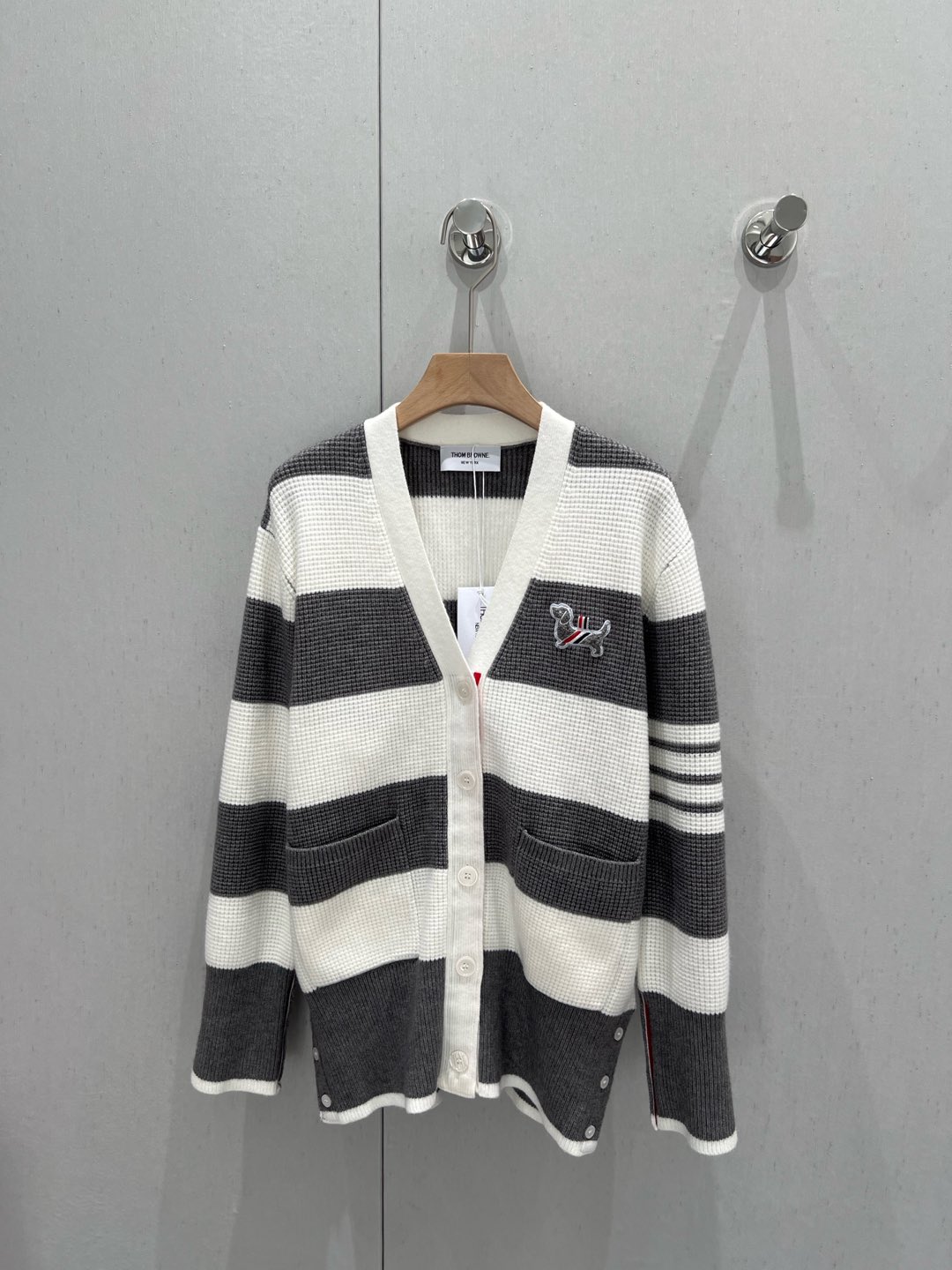 NO:297358,Thom Browne 25Ss early spring new style dog patch v-neck striped knit cardigan | Exclusive high-end production!  The yarn is soft and soft, skin-friendly and has no sense of thorniness. The texture is a bit similar to the waffle. The feel is soft and glutinous, and it is very weighty. The loose style is matched with the V-shaped combination. It has a very tolerant and is relatively loose and casual. It is very suitable for the days to come!  Spot sale One-size (F), alexander wang19860909批 Thom Browne 25Ss早春新款 狗狗贴布v领条纹针织开衫丨独家高版出品！纱线质地细软糯 亲肤无扎感 肌理有点类似华夫格的感觉 手感软糯糯的 又很有份量 宽松版型搭配V字开襟的组合 包容度很好 也比较松弛随性 就很适合接下来的日子啊！现货发售 均码（F）,,alexander wang,Women's clothing