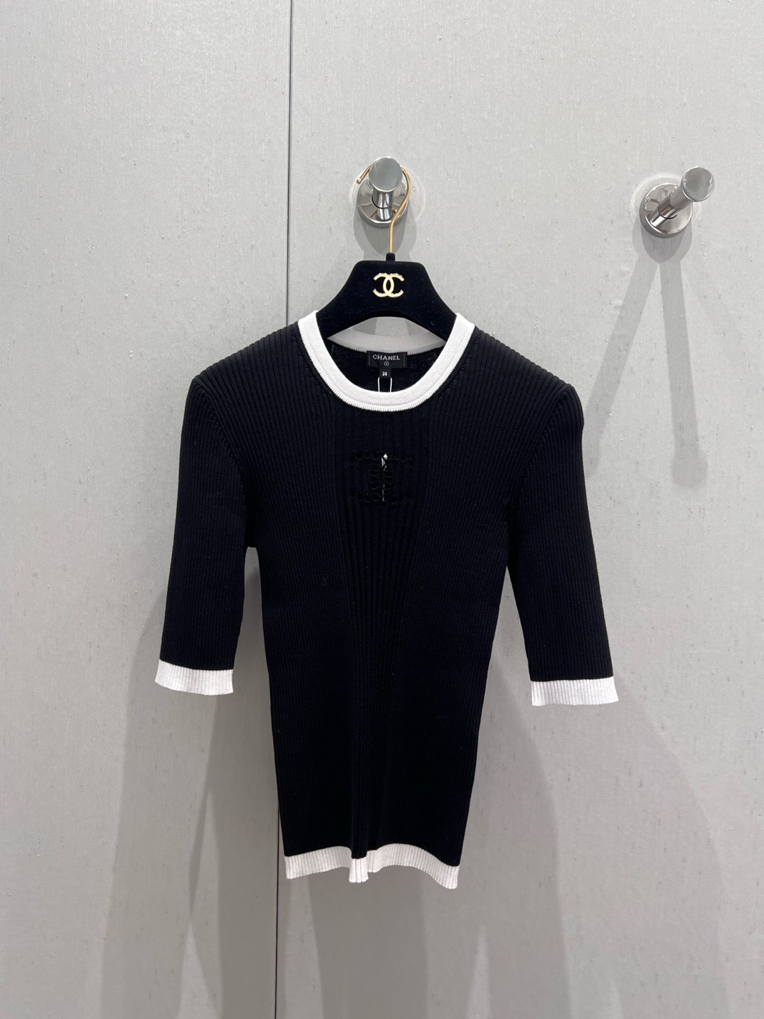 NO:314852,Chane* 25c early spring new CC hollow contrast knitted short-sleeved top丨Exclusive yb development!  High-end production!  Elastic slim fit and soft and skin-friendly. The small pit strips on both sides are spliced ​​together in the middle, and the same yarn color creates a visual effect of different colors. The collar cuffs are contrasting, and the double C hollow design on the chest is refreshing, fashionable and energetic, and it is suitable for single wear and base. S/M/L is available in stock, chanel, T-shirt, alexander wang19860909Chane* 25c早春新款 CC镂空撞色针织短袖上衣丨独家yb开发！高版出品！弹力修身柔软亲肤.两边小坑条中间大坑条拼接,一样的纱线颜色营造出不同色彩视觉效果.领口袖口撞色处理,胸前双C镂空设计清爽时尚活力十足,单穿打底都适合.现货发售S/M/L,,chanel,T-shirt,alexander wang,Women's clothing