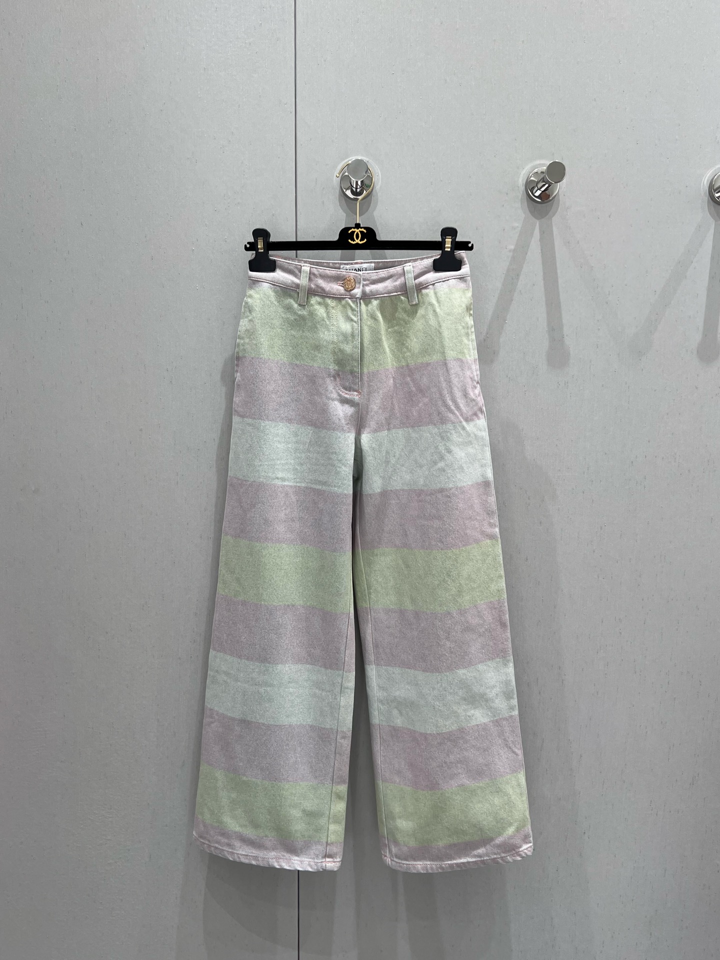 NO:298347,Batch Chane*24M coco series new models! Color-blocked denim trousers丨Exclusive yb development! High-end production! Choose high-quality twill denim fabric, with natural and simple texture, soft and comfortable, with both rigidity and softness. Gradient dyeing to form a natural transition effect, and finally perform color matching, fixing, adding softness, etc. The style effect is significant and very heavy-working and complicated. The straight wide-leg version has more silhouette support, which shows the long legs to modify the legs, which is casual and free and easy, with a slightly retro feel, showing the elegant and fashionable French style. S/M/L, chanel, alexander wang19860909批 Chane*24M coco 系列新款！拼色牛仔长裤丨独家yb开发！高版出品！选用优质斜纹牛仔面料,纹理自然朴实,柔软舒适,有挺括度,刚柔兼备.进行渐变染色形成自然过渡的深浅效果,最后再进行套色、固色、加软等,风格效果显著,非常重工繁复.直筒阔腿版型,有更多的廓形支撑力,显腿长修饰腿型,率性洒脱,微微复古感,尽显法式优雅时髦.现货发售 S/M/L,,chanel,alexander wang,Women's clothing