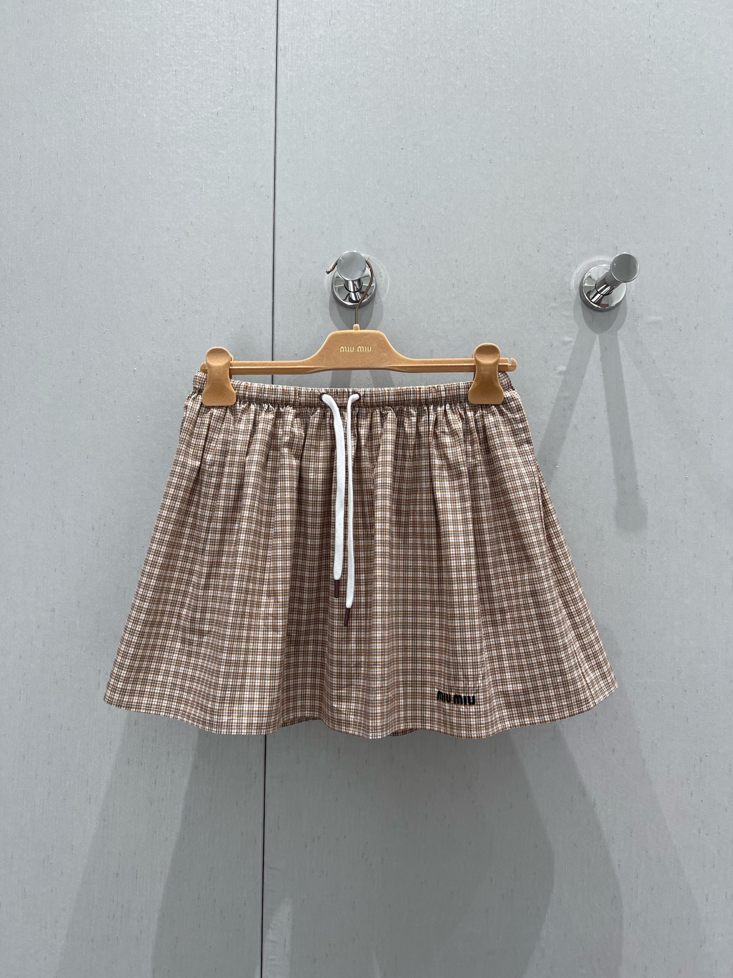 NO:298898,Shirt batch, skirt batch, Miumi* 25Ss early spring new style, college style knitted Polo collar plaid shirt   skirt suit丨Exclusive yb development!  High-end production!  The retro contrasting color splicing design is so good, and the brilliant Maillard color brown plaid is also super beautiful. It can easily create the same color outfit with a short skirt~ The sweet and salty style is a good helper for daily concave styles!  S/M/L, miumiu, skirts, shirts, alexander wang19860909衬衫批 半裙 批Miumi* 25Ss早春新款 学院风针织Polo领格子衬衫 半裙套装丨独家yb开发！高版出品！复古撞色拼接设计太可啦,巨出彩美拉德色系棕色格纹也超级好看,和短裙一套轻松打造同色系穿搭~可甜可盐的款式是日常凹造型的好帮手哦！现货发售S/M/L,,miumiu,skirts,shirts,alexander wang,Women's clothing