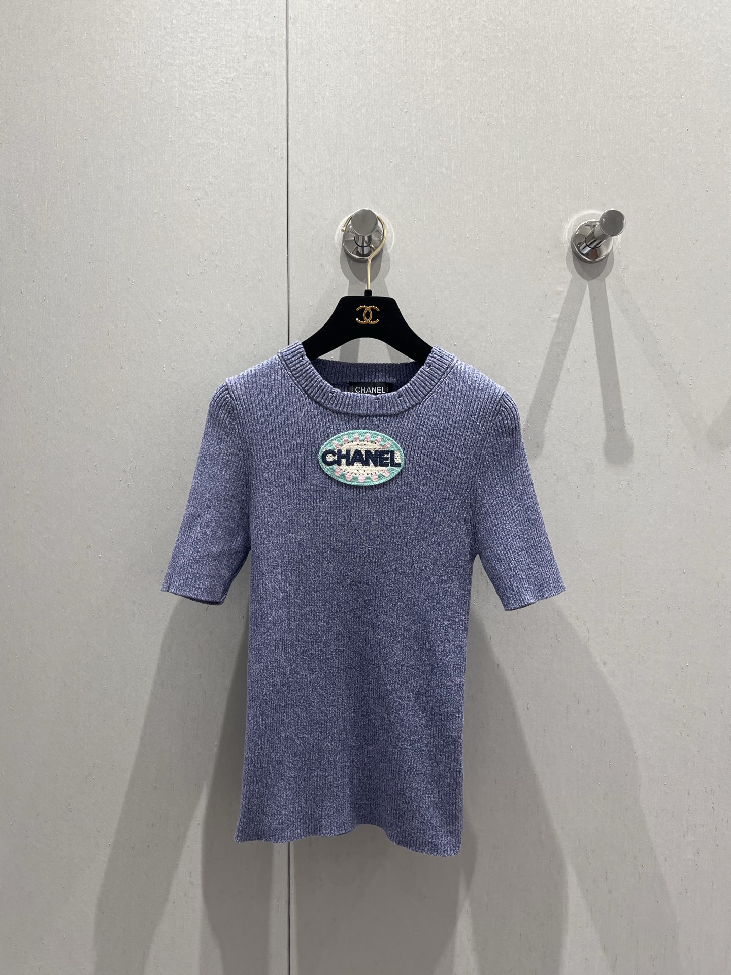 NO:313460,Crack Chane* 25Ss Early Spring New Model Micro-Seal Slim Knitted Short-Sleeve Top丨Exclusive High Edition Production!  There is obvious plush material texture and more weight. Round neck knitted short-sleeved cut. Three-dimensional edging and large body are different in directions, forming a sense of layering. The letters on the chest are embroidered and crochet decoration. Low brightness bright color retro style is strong. The slim fit style highlights the figure. Playful and age-reducing whiteness. The versatile style does not pick the age-based skin tone. S/M/L, chanel, T-shirt, alexander wang.19860909批 Chane* 25Ss早春新款 微章修身针织短袖上衣丨独家高版出品！有明显毛绒料质感更显份量 圆领针织短袖裁剪 立体包边与大身走向相异 形成层次感 胸前字母徽标刺绣钩花装饰 低明度亮色复古风格强烈 修身版型突显身材 俏皮减龄显白 百搭款式不挑年龄肤色 现货发售S/M/L,,chanel,T-shirt,alexander wang,Women's clothing