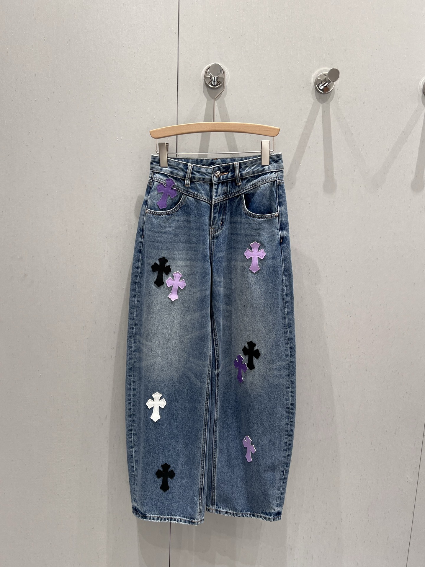 NO:327590,Chrome Hea*ts 25Ss early spring new style, colorful cross veneer wash jeans | Exclusive high-end production!  Super versatile!  All seasons can be sold, a must-have to miss!  It looks good to go out with a pair of styles and create a cyberpunk girl anytime and anywhere!  The most dazzling leg sperm on the street!  S/M/L, chrome hearts, jeans, alexander wang19860909Chrome Hea*ts 25Ss早春新款 彩色十字架贴皮水洗牛仔裤丨独家高版出品！超级百搭！四季可盘,不容错过的牛货一枚！搭配一双版型就hin好看的出街 随时随地营造赛博朋克风女孩！这个街上最耀眼的腿精！现货发售S/M/L,,chrome hearts,jeans,alexander wang,Women's clothing