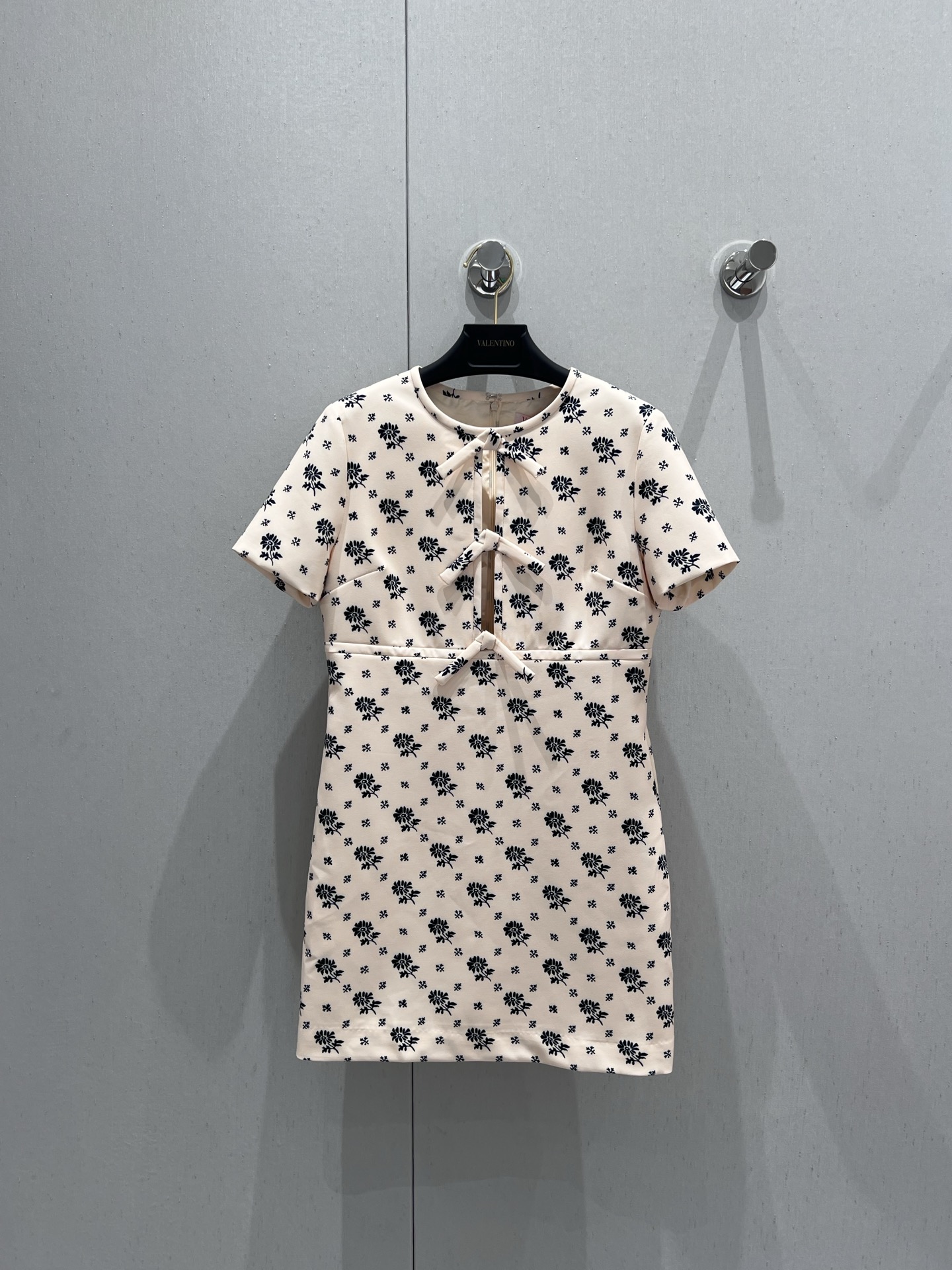 NO:318957,Batch Valenti*o 25Ss early spring new style floral print bow neck short-sleeved dress丨Exclusive high-end production!  A dress that can make summer stunning, romantic and elegant!  Not only is it a heart-warming look, but the upper body is also amazing. The holiday atmosphere is full~ Customized fabrics are comfortable and breathable, and daily maintenance is stress-free, so comfortable for the whole spring and summer sisters!  Take it down quickly!  S/M/L, valentino, skirts, T-shirt, alexander wang19860909批 Valenti*o 25Ss早春新款 花卉印花蝴蝶结领口短袖连衣裙丨独家高版出品！一条即可把夏日惊艳浪漫又气质的连衣裙！不仅一眼心动 上身也是敲惊艳 度假氛围感拉满了～定制面料舒适透气 日常打理无压力 可舒适一整个春夏姐妹们！赶紧拿下！现货发售 S/M/L,,valentino,skirts,T-shirt,alexander wang,Women's clothing