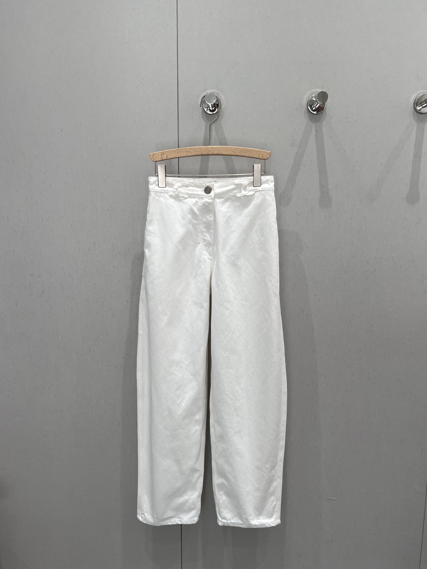 NO:327586,Miumi* 25Ss spring and summer new style contrasting letters waist slightly flicker casual pants | Exclusive high-end production!  The style of a must-have item with fashionable essence can be worn with a simple combination to create the casual and fashionable aura of fashion experts!  The upper body is the veritable leg essence floor pants. The legs look thinner and straighter. Suitable for girls of all shapes. More casual and practical wearing customized fabrics. The upper body is very comfortable. Any style can be controlled. Easy and casual. The daily matching rate is super high. S/M/L is available in stock. Miumiu, alexander wang.19860909Miumi* 25Ss春夏新款 撞色字母腰头微喇休闲裤丨独家高版出品！时髦精必收单品微喇的版型 简单搭配都能穿出时尚达人随意又时髦的气场！上身就是名副其实的腿精拖地裤的裤长 显得腿更细直 适合各种身材的女孩 更加休闲实穿定制面料 上身巨舒服 任何风格都可驾驭 轻松随意 日常出街搭配率超高 现货发售S/M/L,,miumiu,alexander wang,Women's clothing