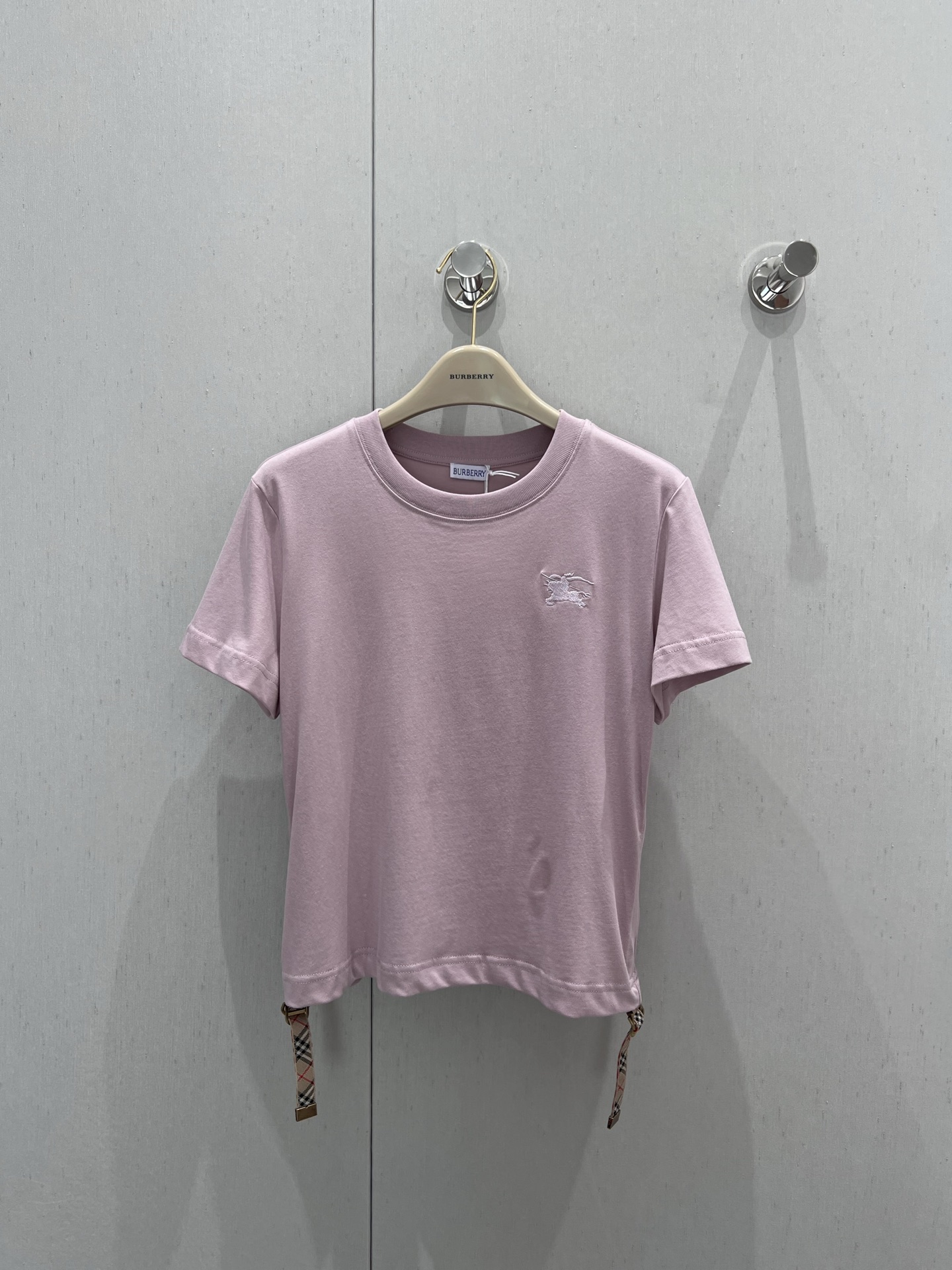 NO:335095,Support replacement Burb*rry 25Ss spring and summer new product, waist-closing drawstring plaid decorative cotton round neck short-sleeved T-shirt | Exclusive yb development!  High-end production!  The low-key daily life is not without the fashionable plaid decoration and wrinkle waist, which is very suitable for this year's fashion trend. It's so easy to wear~ the style really shows off your figure!  Barbie on earth is just like this!  Must enter must be entered!  S/M/L real photos, burberry, T-shirt, tees, t-shirt, alexander wang19860909支持换款 Burb*rry 25Ss春夏新品 收腰抽绳格纹装饰棉质圆领短袖T恤丨独家yb开发！高版出品！低调日常又不失时髦感格纹装饰褶皱收腰,非常贴合今年的流行趋势ins博主风满满的真的太好穿啦～版型真的巨显身材！人间芭比也不过如此！必入必入！现货发售S/M/L实拍细节图,,burberry,T-shirt,tees，t-shirt,alexander wang,Women's clothing