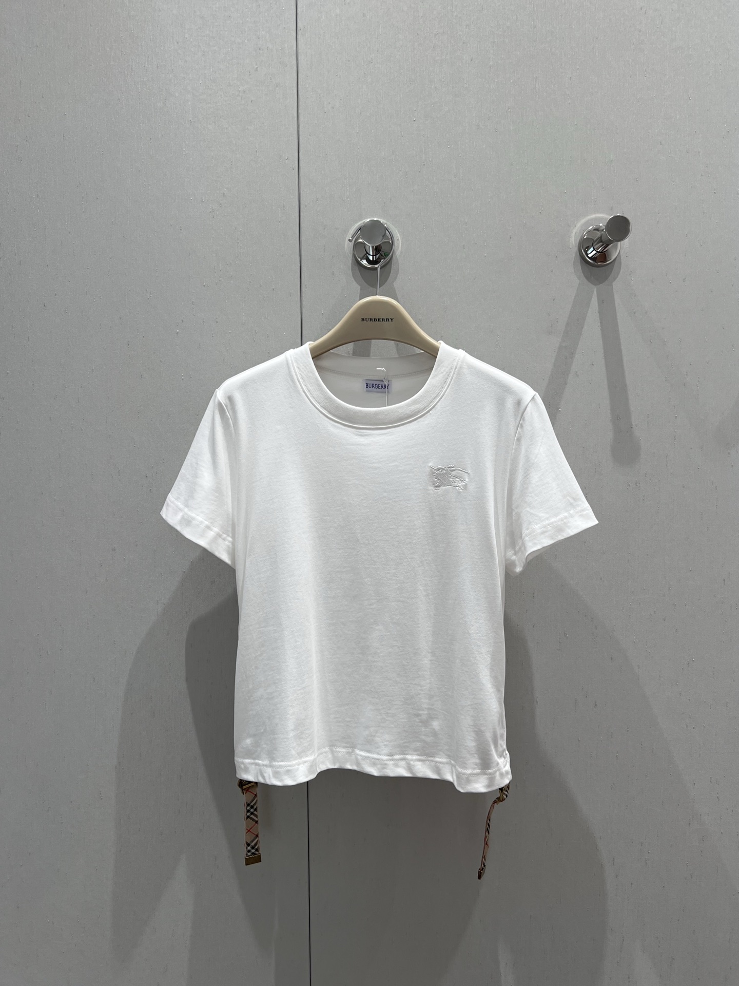 NO:335099,Support replacement Burb*rry 25Ss spring and summer new product, waist-closing drawstring plaid decorative cotton round neck short-sleeved T-shirt | Exclusive yb development!  High-end production!  The low-key daily life is not without the fashionable plaid decoration and wrinkle waist, which is very suitable for this year's fashion trend. It's so easy to wear~ the style really shows off your figure!  Barbie on earth is just like this!  Must enter must be entered!  S/M/L real photos, burberry, T-shirt, tees, t-shirt, alexander wang19860909支持换款 Burb*rry 25Ss春夏新品 收腰抽绳格纹装饰棉质圆领短袖T恤丨独家yb开发！高版出品！低调日常又不失时髦感格纹装饰褶皱收腰,非常贴合今年的流行趋势ins博主风满满的真的太好穿啦～版型真的巨显身材！人间芭比也不过如此！必入必入！现货发售S/M/L实拍细节图,,burberry,T-shirt,tees，t-shirt,alexander wang,Women's clothing