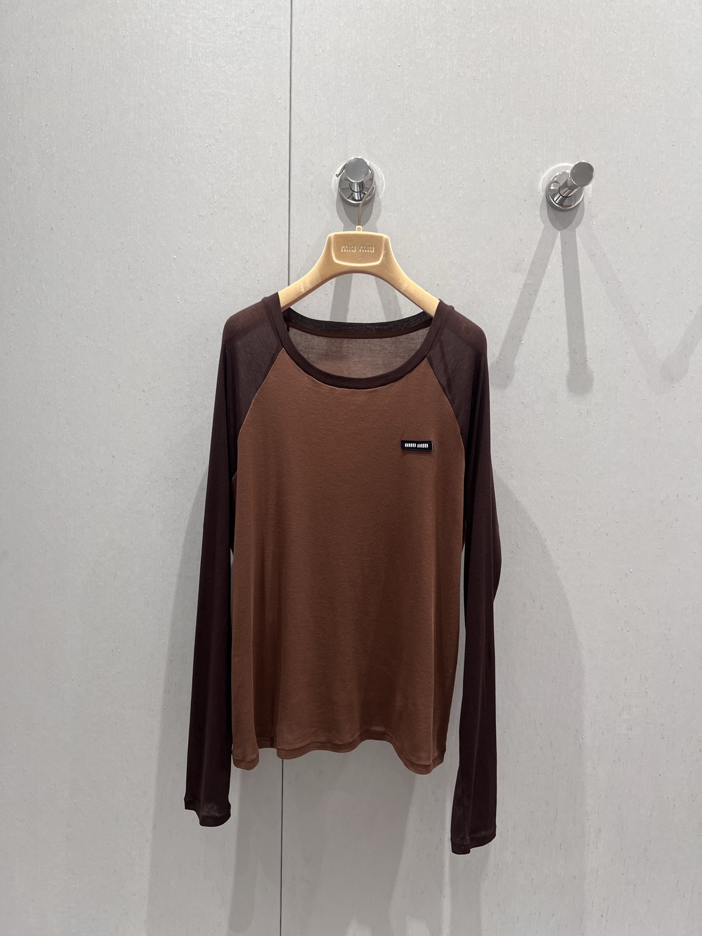 NO:327582,Miumi* 25Ss spring and summer new model micro-label logo spliced ​​long-sleeved T-shirt丨Exclusive yb development!  High-end production!  Soft and comfortable knitted fabric presents simple lines, embellishing logo patches, highlighting classic style and unique personality Contrasting color ragdoll sleeve design Classic items for single-layer layering S/M/L, Miumiu,tees, t-shirt, alexander wang19860909Miumi* 25Ss春夏新款 微标logo拼接长袖T恤丨独家yb开发！高版出品！柔软舒适的针织面料呈现简约线条,点缀徽标贴饰,彰显经典风范与独特个性 撞色插肩袖设计 单穿叠穿的经典单品 现货发售S/M/L,,miumiu,tees，t-shirt,alexander wang,Women's clothing