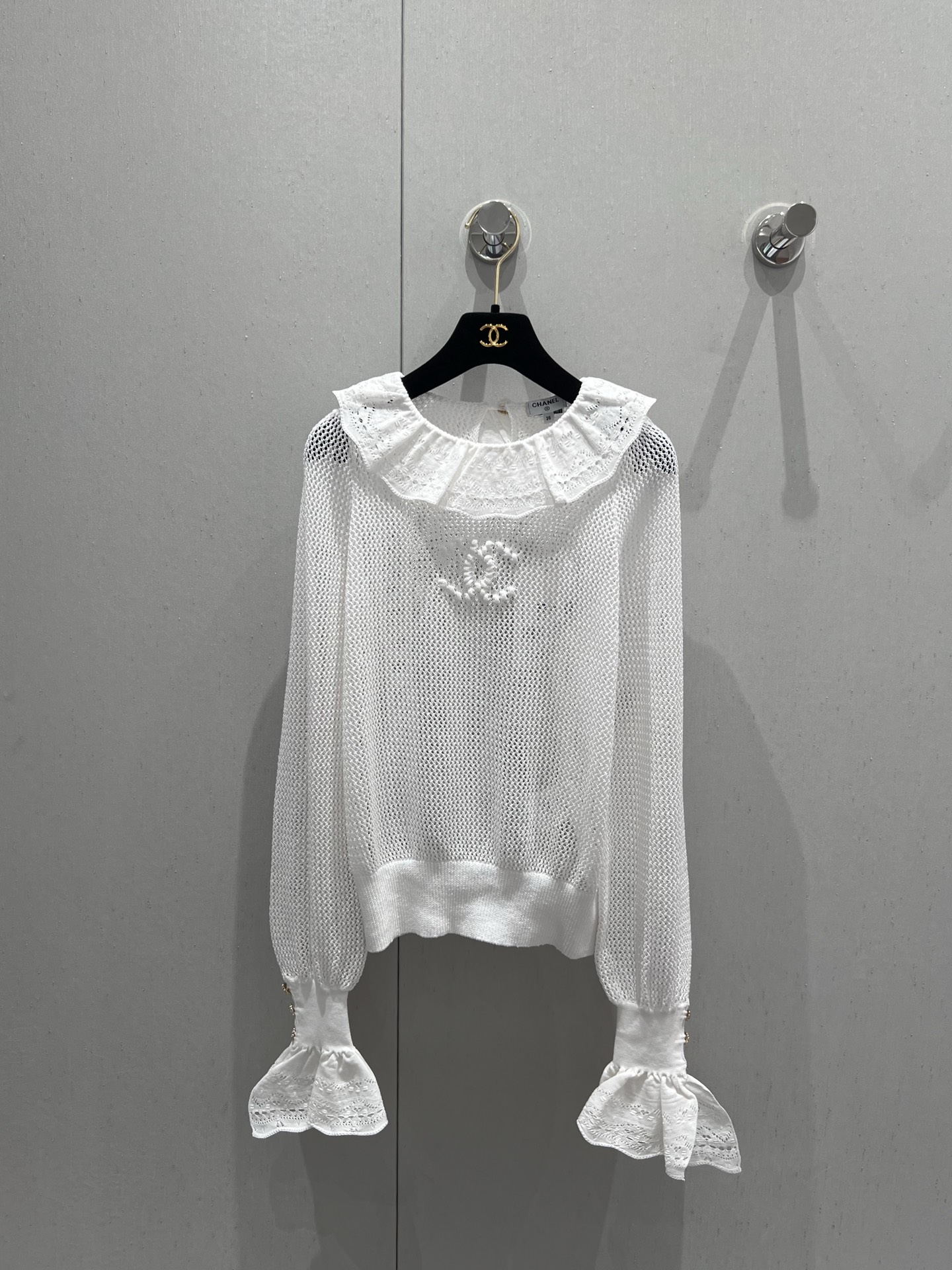 NO:328841,Chane* 25Ss early spring new style lotus leaf collar hollow flared sleeve knit top | Exclusive yb development!  High-end production!  Lotus leaf collar trumpet sleeve design, lace splicing is sweet and age-reducing, three-dimensional double C pattern embellishment on the chest, hollow woven texture, lazy and delicate and a little sexy, cotton blended yarn, comfortable and skin-friendly and breathable, loose style, slim and elegant upper body, real-life details pictures on sale, chanel, alexander wang19860909Chane* 25Ss早春新款 荷叶领镂空喇叭袖针织上衣丨独家yb开发！高版出品！荷叶领喇叭袖设计 蕾丝拼接甜美减龄 胸前立体双C图案点缀 镂空编织纹理 慵懒精致又带点小性感 棉质混纺纱线 舒适亲肤透气 宽松版型 上身显瘦又气质 现货发售S/M/L实拍细节图,,chanel,alexander wang,Women's clothing