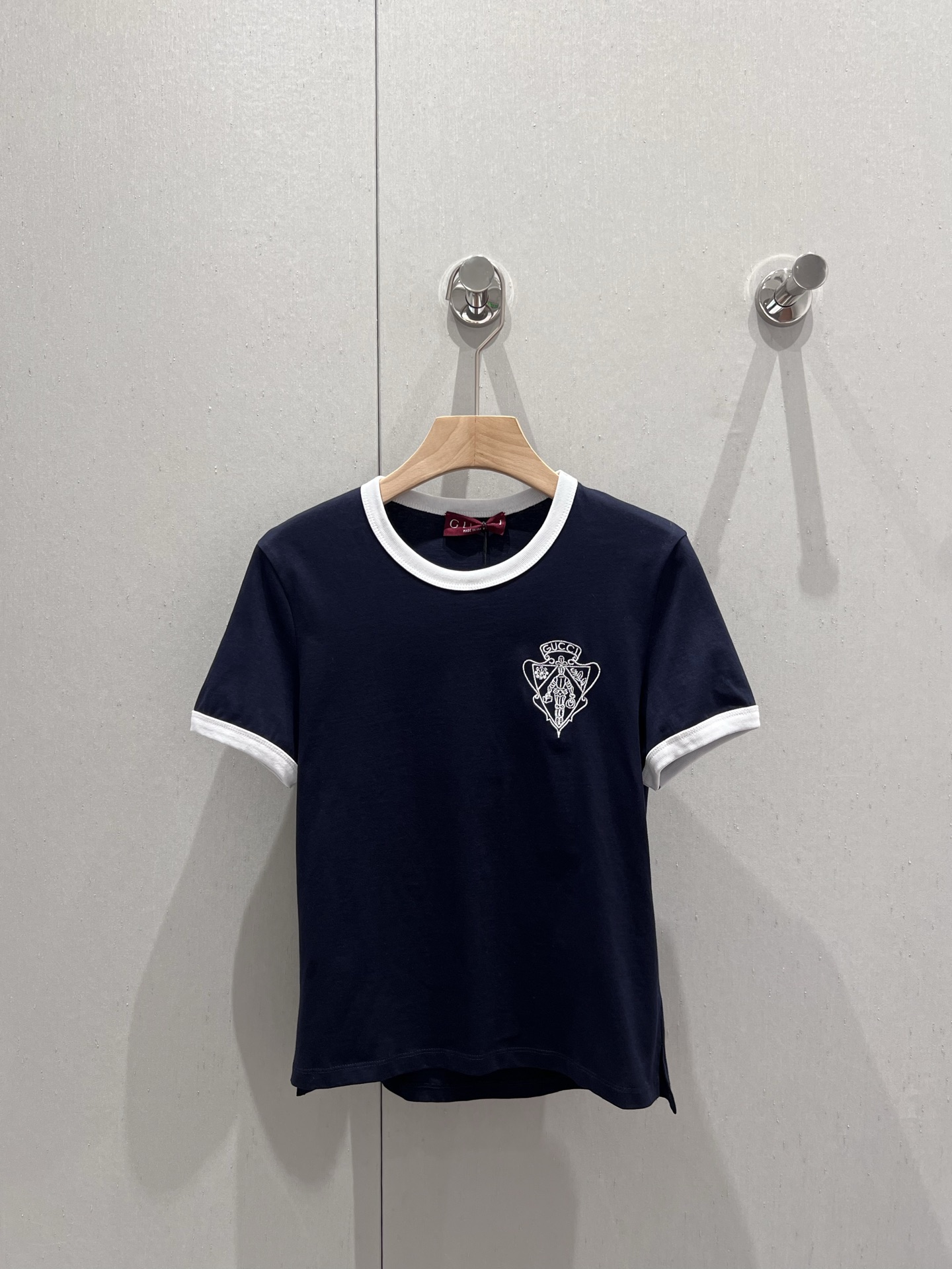 NO:317998,Bulk Gucc* 25Ss Spring and Summer New Style Spliced ​​Threaded Round Neck Short Sleeve T-shirt丨Exclusive High-end Production!  Exquisite regular version with huge slim upper body!  Customized latest badge embroidery low-key luxury!  A must-have item for fashionable things unlocks all outfits!  Determine the quality of my home!  Classic items are fashionable and high-end, and the classic style is versatile and not picky!  S/M/L, gucci, T-shirt,tees, t-shirt,alexander wang19860909批 Gucc* 25Ss春夏新款 拼接螺纹圆领短袖T恤丨独家高版出品！精致常规版型上身巨显瘦！定制最新徽章刺绣 低调奢华！时髦精必备单品解锁所有穿搭！认准我家品质！经典单品时髦又高级 经典版型百搭不挑人！现货发售S/M/L,,gucci,T-shirt,tees，t-shirt,alexander wang,Women's clothing