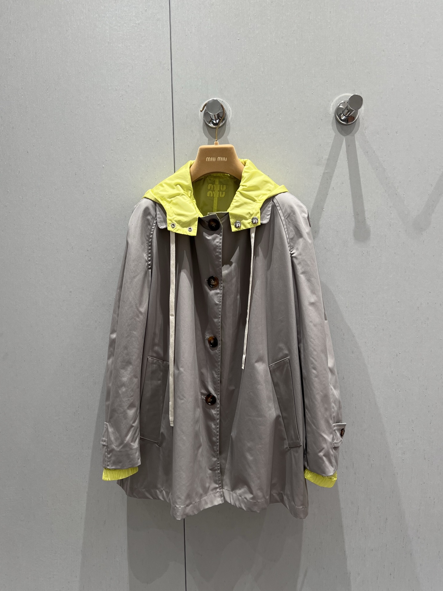 NO:332876,Supports replacement of Miumi* 25Ss early spring show new style, two-sided wearable jacket and windbreaker jacket | Exclusive yb development!  High-end production!  Fashionable color matching!  Memory silk hooded jacket combined with lapel jacket and windbreaker can be sweet or salty and sporty girlish style!  Custom fabrics are light, comfortable and breathable, and the texture is amazing!  It is versatile and not picky about others. It is beautiful!  Pure handmade buttonhole design, perfect workmanship quality depends on details, real-life details of S/M/L on sale, miumiu, jackets & coats, jackets & coats, hats, alexander wang19860909支持换款Miumi* 25Ss早春秀场新款 两面可穿的冲锋衣夹克风衣外套丨独家yb开发！高版出品！时髦配色穿搭！记忆丝连帽冲锋衣结合翻领夹克风衣可甜可盐的运动少女风！定制面料轻盈舒适透气质感超赞！百搭不挑人上身美的不要不要的！纯手工开扣眼设计,完美做工品质看细节,现货发售S/M/L实拍细节图,,miumiu,jackets & coats,jackets & coats,hats,alexander wang,Women's clothing