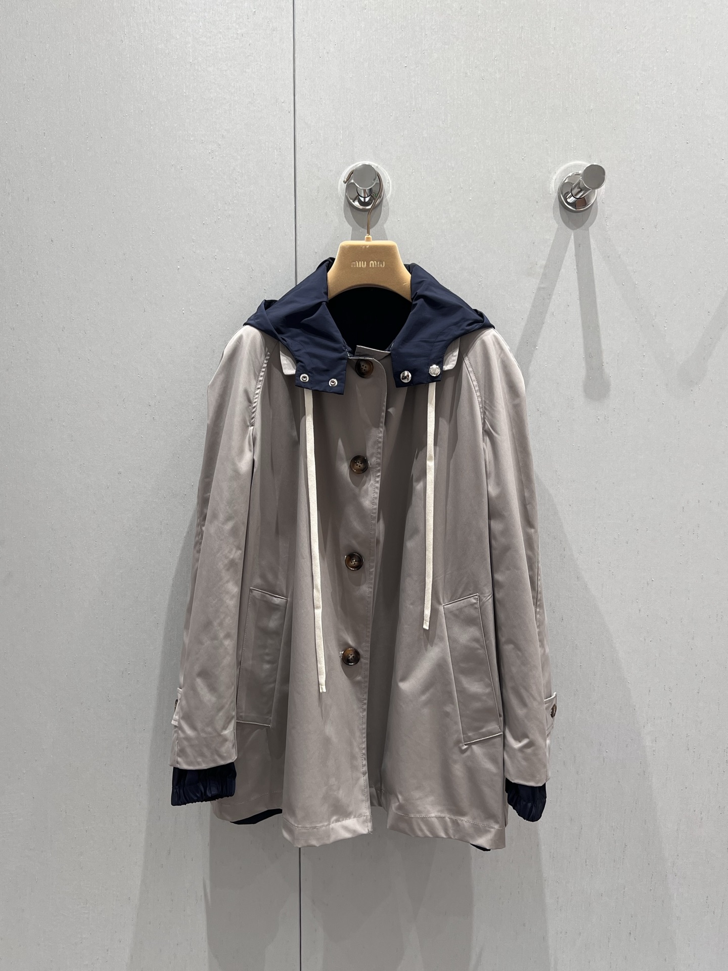 NO:332881,Support replacement Miumi* 25Ss early spring show new style, two-sided wearable jacket and windbreaker jacket | Exclusive yb development!  High-end production!  Fashionable color matching!  Memory silk hooded jacket combined with lapel jacket and windbreaker can be sweet or salty and sporty girlish style!  Custom fabrics are light, comfortable and breathable, and the texture is amazing!  It is versatile and not picky about others. It is beautiful!  Pure handmade buttonhole design, perfect workmanship quality depends on details, real-life details of S/M/L on sale, miumiu, jackets & coats, jackets & coats, hats, alexander wang19860909支持换款 Miumi* 25Ss早春秀场新款 两面可穿的冲锋衣夹克风衣外套丨独家yb开发！高版出品！时髦配色穿搭！记忆丝连帽冲锋衣结合翻领夹克风衣可甜可盐的运动少女风！定制面料轻盈舒适透气质感超赞！百搭不挑人上身美的不要不要的！纯手工开扣眼设计,完美做工品质看细节,现货发售S/M/L实拍细节图,,miumiu,jackets & coats,jackets & coats,hats,alexander wang,Women's clothing