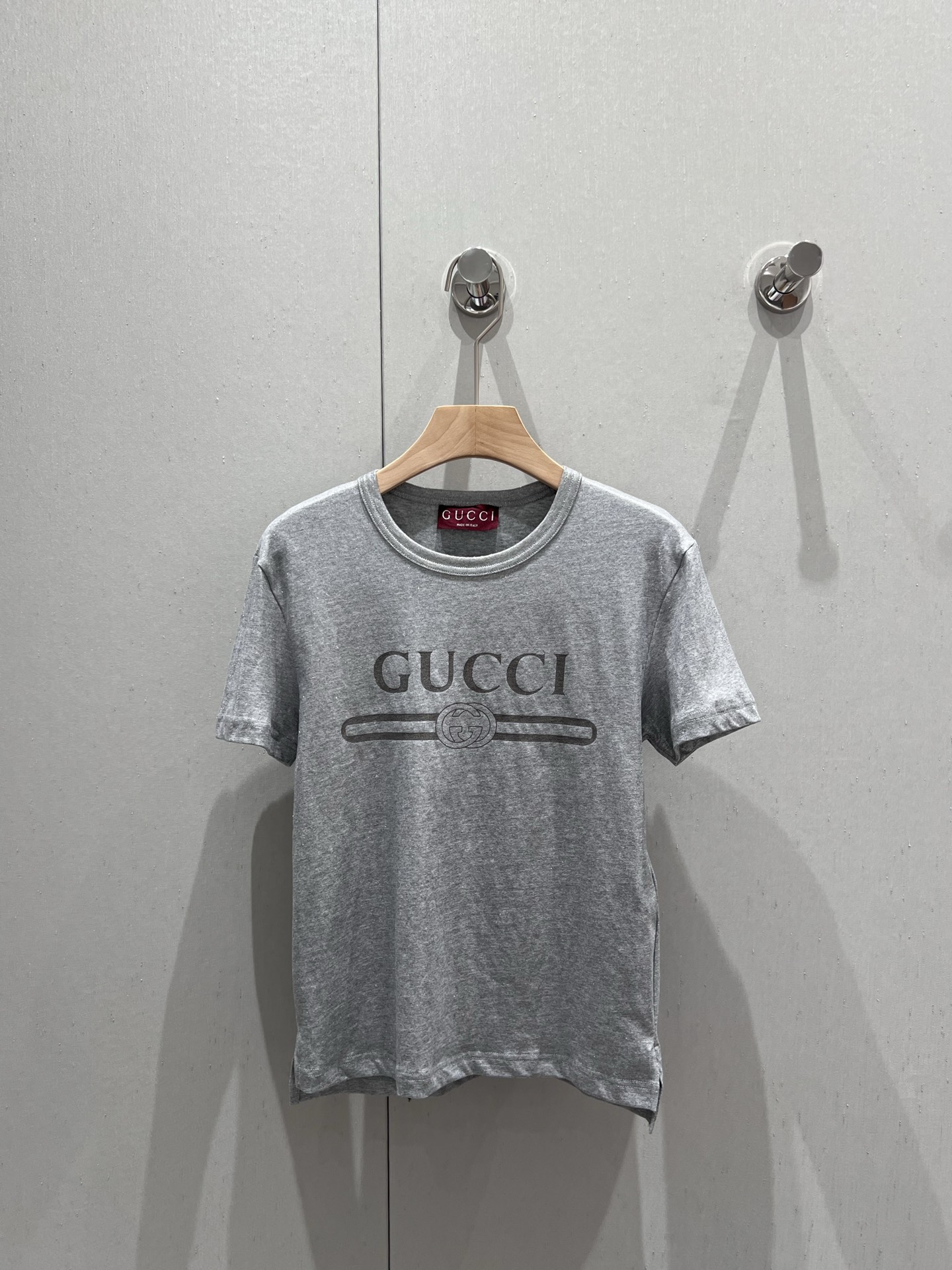 NO:411029,Support replacement Gucc* 25Ss spring and summer new model, silver-faced high-end gray printed round neck short-sleeved T-shirt | Exclusive yb development!  High-end production!  The texture of silver and shiny fabric on the chest. Whether it is the simple and atmospheric line outline or the gorgeous and complex decorative embellishment, you can accurately grasp the pulse of fashion and lead the trend. S/M/L real-life details pictures on sale in stock, gucci, T-shirt, tees, t-shirt, alexander wang19860909支持换款 Gucc* 25Ss春夏新款 银面高级灰印花圆领短袖T恤丨独家yb开发！高版出品！对版质感银色光亮感面料 胸前经典Logo标志 无论是简约大气的线条勾勒还是华丽繁复的装饰点缀 都能精准地把握时尚的脉搏,引领潮流的走向 现货发售S/M/L实拍细节图,,gucci,T-shirt,tees，t-shirt,alexander wang,Women's clothing