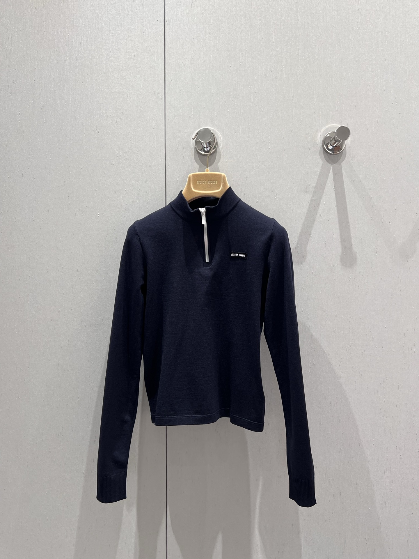 NO:318006,Batch Miumi* 25Ss Early Spring Show New Style Logo Zipper Short Long Sleeve Knitted Top | Exclusive YB Development!  High-end production!  Easily break the dark tones ~ Use custom fabrics with excellent texture, the upper body is comfortable and soft without losing texture, and the upper body is slimming and easy to hold on!  The beautiful and eye-catching and high-end feel is so beautiful. The item with the highest return rate and inquiry on the road is undoubtedly a solid and material feeling, super nice, in short, it is beautiful and unique!  S/M/L, miumiu, alexander wang19860909批 Miumi* 25Ss早春秀场新款 徽标拉链短款长袖针织上衣丨独家yb开发！高版出品！轻松打破暗色调～采用质感绝佳的定制面料,上身舒服柔软又不失质感,显瘦版型上身轻松拿捏住！美腻又吸睛高级感满满的 颜色太好看啦路上回头率和询问度最高的单品无疑实物质感超级nice总而言之就是好看又独特！现货发售S/M/L,,miumiu,alexander wang,Women's clothing