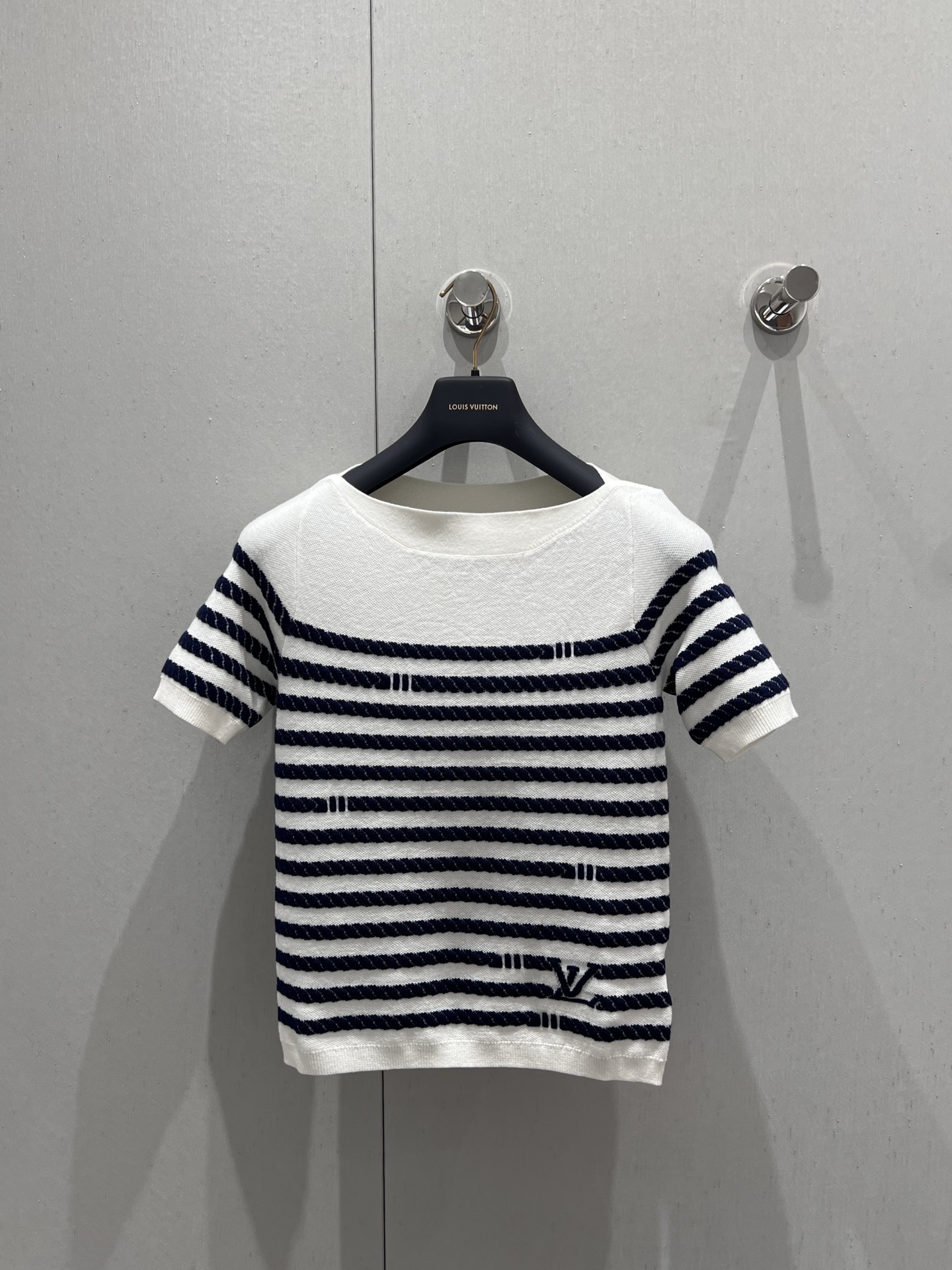 NO:317988,Batch Louis Vuitto* 25Ss Spring and Summer New Jacquard Rope Knitted Short Sleeve Top丨Exclusive High Edition Production!  YB cotton wool yarn wool yarn is soft and skin-friendly, comfortable and stylish, with obvious plush texture and more weight. Round neckline short-sleeved cut, appropriate skin exposure, beautify the proportion of head and shoulders, and make the two sides of the plain shoulder overlap. Rich design. Collision with the texture of the large body rope to form a sense of layering. The two colors of the whole body are intertwined with letter logo decoration. The retro style is strong. The regular style highlights the figure. S/M/L is available in stock, and the louis vuitton, T-shirt, alexander wang19860909批 Louis Vuitto* 25Ss春夏新款 提花绳子针织短袖上衣丨独家高版出品！YB棉毛纱线织造 柔软亲肤 舒适有型 呈现明显毛绒料质感更显份量 圆领短袖剪裁 领口恰当露肤 美化头肩比例更显瘦 素色肩位两侧交叠 丰富设计 与大身绳子纹理碰撞形成层次感 通体两色交织下摆字母徽标装饰 复古风格强烈 常规版型突显身材 现货发售S/M/L,,louis vuitton,T-shirt,alexander wang,Women's clothing