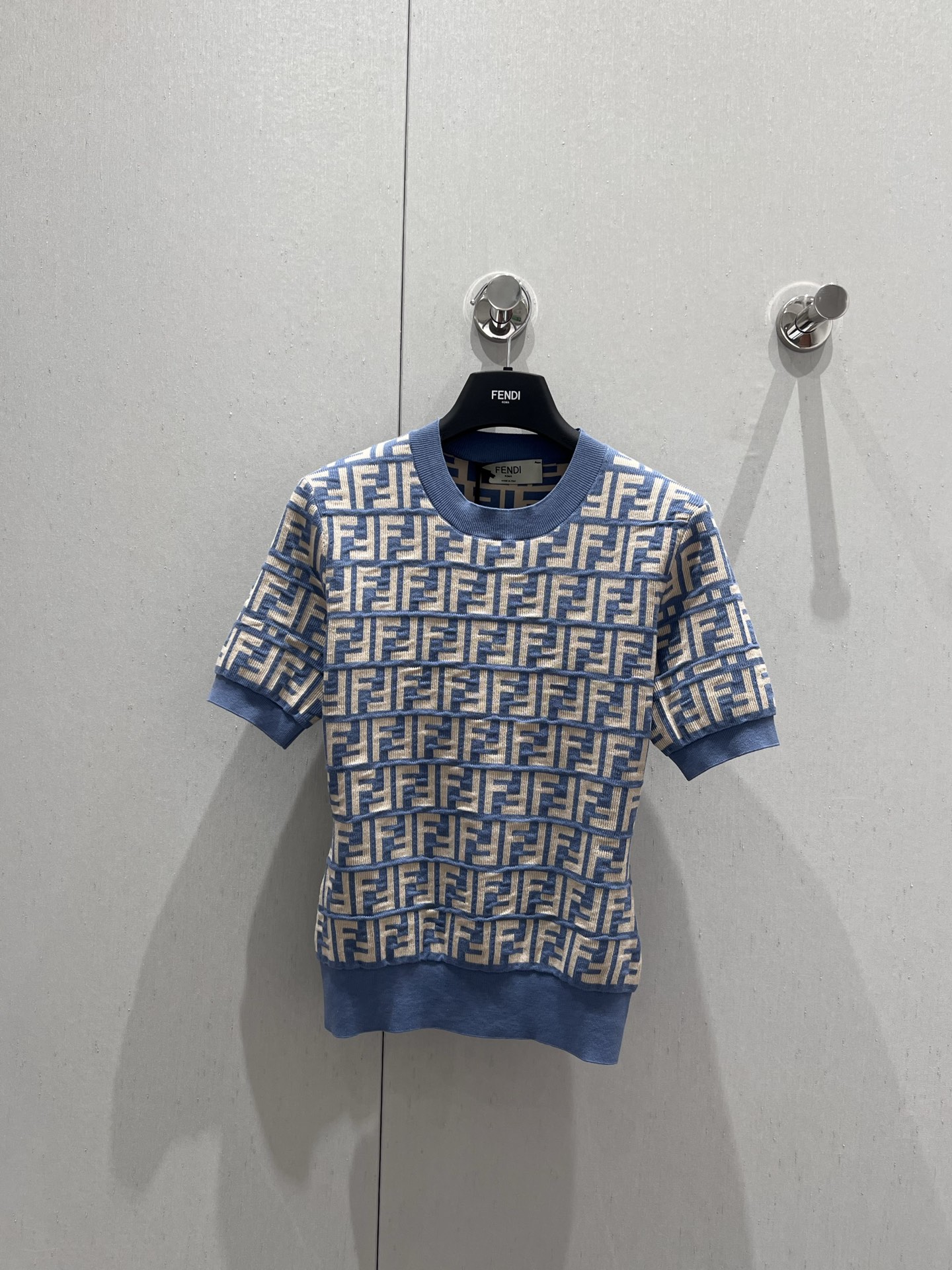 NO:317976,Fend* 25Ss spring and summer new style FF jacquard cotton short-sleeved sweater | Exclusive yb development!  High-end production!  The coloring of the version is very white, and the imported loom creates a classic FF logo inlay woven surface. The contrasting effect of Morandi blue and beige is very high-end. The fabric is extremely elastic, comfortable and breathable. It is completely OK to wear in summer~ S/M/L on sale in stock, fendi, T-shirt, alexander wang19860909批Fend* 25Ss春夏新款 FF提花棉质短袖针织衫丨独家yb开发！高版出品！对版定染色非常显肤白,进口织机打造经典FF logo嵌花织面,莫兰迪蓝色与米白对比色效果非常高级,面料弹性极大,舒适透气,夏天穿完全OK哦~现货发售S/M/L,,fendi,T-shirt,alexander wang,Women's clothing