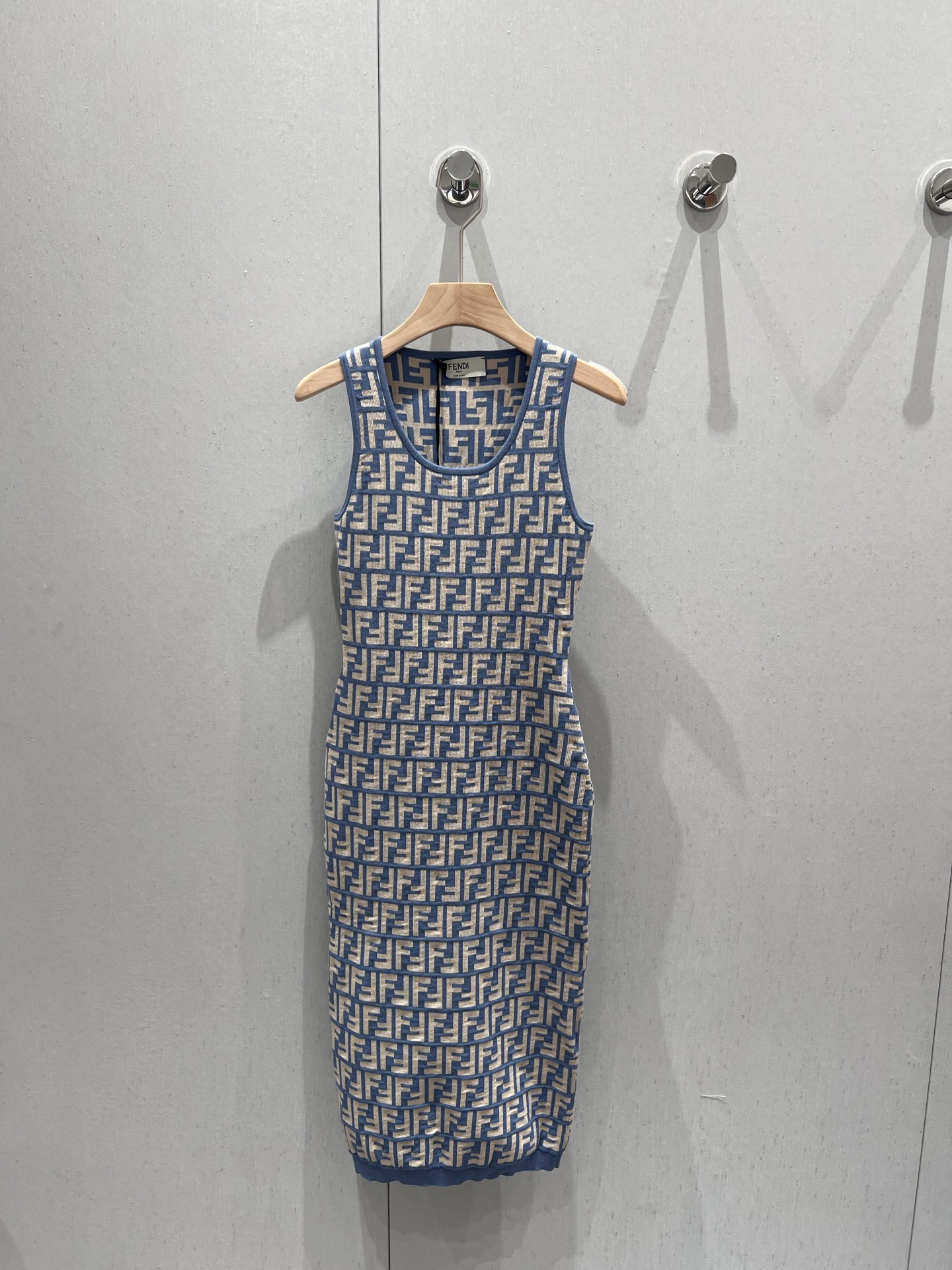 NO:409958,Supports replacement Fend* 25Ss spring and summer new FF jacquard cotton slim knitted vest skirt | Exclusive yb development!  High-end production!  Swiss machine double weaving process sewing plates, fixed dyeing yarn is stable and fresh, classic FF pattern three-dimensional jacquard one-to-one restoration technology, classic waist pack and hip style does not pick people up on the upper body, big slim, white and rich beauty essential items, S/M/L real photos, details of S/M/L on sale, fendi, skirts, alexander wang19860909支持换款 Fend* 25Ss春夏新款 FF提花棉质修身针织背心裙丨独家yb开发！高版出品！瑞士机双织工艺缝盘打造 定染纱线稳重又清新 经典FF图案立体提花一比一还原工艺 经典收腰包臀版型不挑人上身巨显瘦 白富美必备单品 现货发售S/M/L实拍细节图,,fendi,skirts,alexander wang,Women's clothing