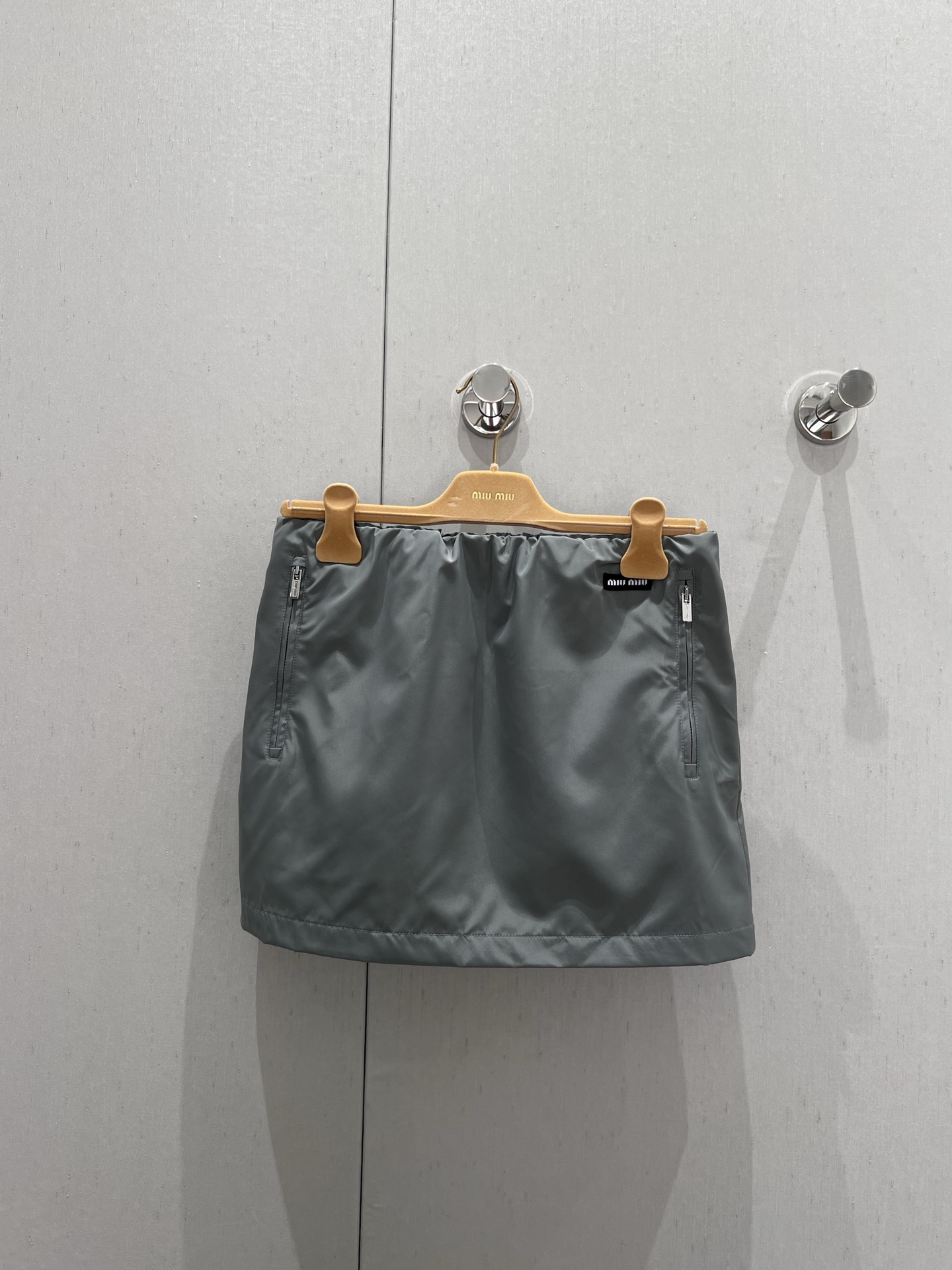 NO:328832,Miumi* 25Ss spring and summer new style, letter logo versatile slim elastic waist short skirt丨Exclusive yb development!  High-end production!  It is also very eye-catching and super A-shaped style is not picky at all. It is immediately stretched out and can easily wear it to make the long legs look visually modified and add a sense of fashion!  Workmanship quality depends on the details ~ S/M/L real photos of S/M/L are sold in stock, miumiu, skirts, alexander wang19860909Miumi* 25Ss春夏新款 字母徽标百搭显瘦松紧腰短款半裙丨独家yb开发！高版出品！走在路上也超吸睛超A字版型完全不挑人 立马拉长身形 轻松穿出大长腿即视感修饰线条同时又增添时髦感！做工品质看细节~现货发售S/M/L实拍细节图,,miumiu,skirts,alexander wang,Women's clothing