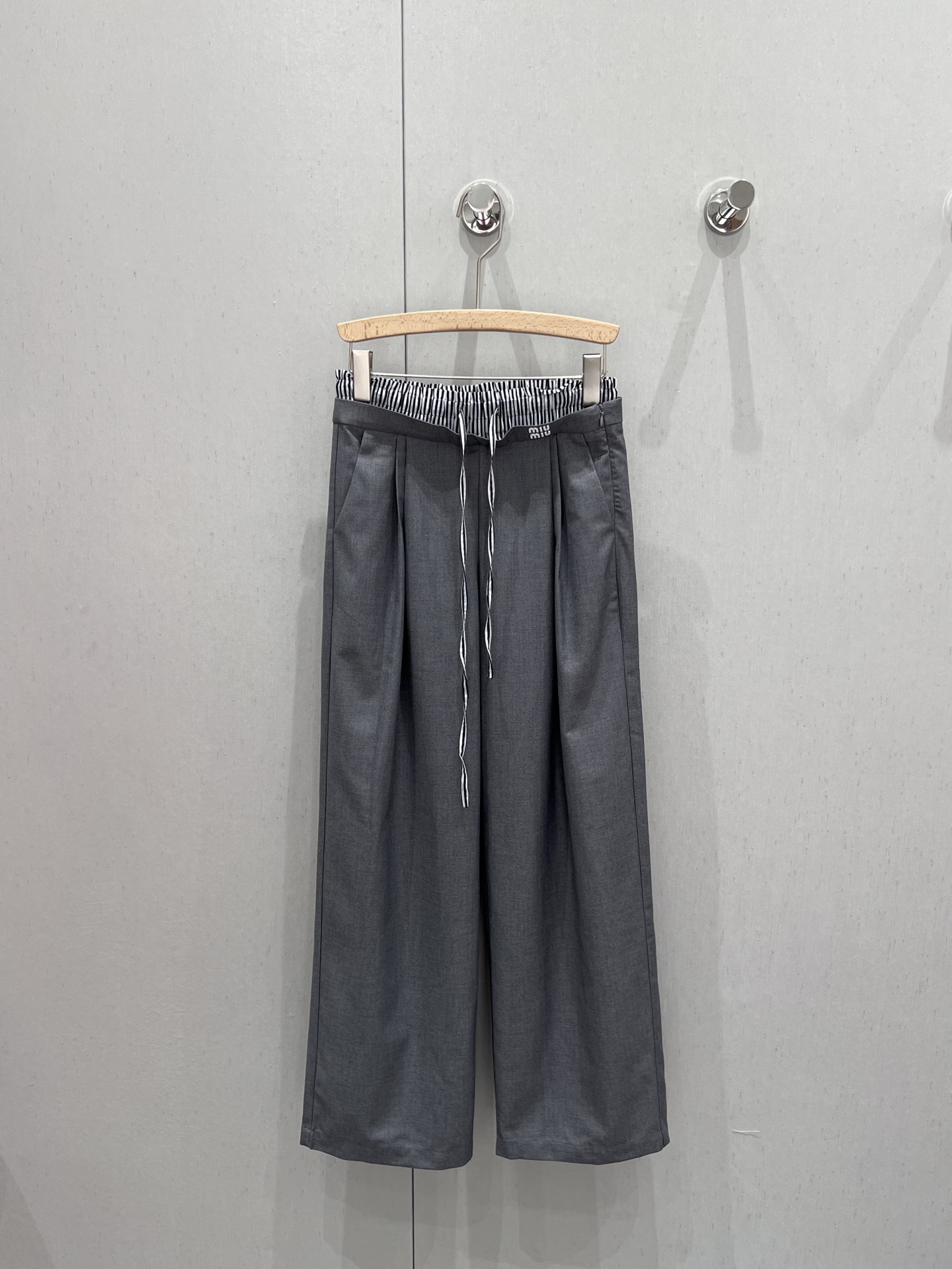 NO:424936,Support replacement Miumi* 25Ss spring and summer new model, micro-label logo contrasting waist drawstring casual trousers | Exclusive high-end production!  Fake two-piece spliced ​​waist design, full of personality and fashionable style, loose straight pants, just right length, stretch leg lines, create neat and long legs!  It looks very slim, A and cool, everyday match with various tops can easily show a fashionable and powerful look without any leg-striking shape. You can wear all your figures!  Whoever wears it has thin straight and long legs!  It's really easy to wear and it's very popular!  Big recommendation!  Sisters all rushed for me!  S/M/L real photos, miumiu, alexander wang19860909支持换款 Miumi* 25Ss春夏新款 微标logo撞色腰头抽绳休闲长裤丨独家高版出品！假两件拼接腰头设计 个性十足时髦出街不撞款 宽松直筒裤型 恰好的裤长 拉伸腿部线条 营造利落大长腿！巨显瘦 又A又飒日常搭配各种上衣都能轻松穿出时尚达人感不挑腿型 什么身材通通可以穿！谁穿谁是细直大长腿！ 真的好穿到不行 而且出镜率很高！重磅推荐！姐妹们都给我冲！现货发售S/M/L实拍细节图,,miumiu,alexander wang,Women's clothing