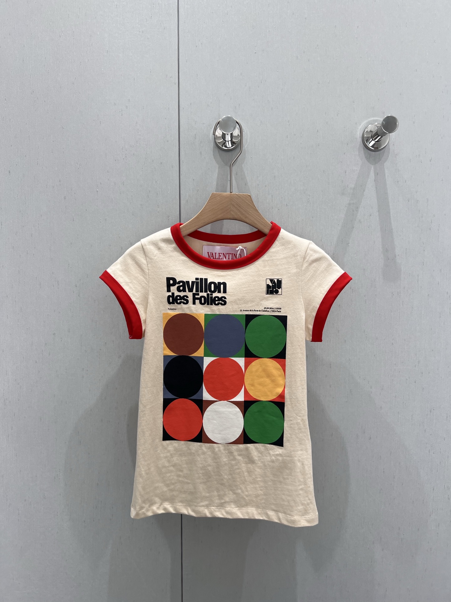 NO:318965,Batch Valenti*o 25Ss Spring and Summer New Contrast Color Round Neck Short Sleeve T-shirt丨Exclusive YB development!  High-end production!  The color contrasting circle letter logo print design on the chest, the printed cute and cute, the color contrasting design on the neckline and cuffs is very outstanding, the style is slim and slim, and it is versatile and fashionable!  S/M/L, valentino, T-shirt,tees, t-shirt,alexander wang19860909批 Valenti*o 25Ss春夏新款 撞色圆领短袖T恤丨独家yb开发！高版出品！胸前撞色圆圈字母logo印花设计,印花童真可爱,领口袖口撞色设计,颜色很出彩,版型修身显瘦,百搭洋气！现货发售S/M/L,,valentino,T-shirt,tees，t-shirt,alexander wang,Women's clothing