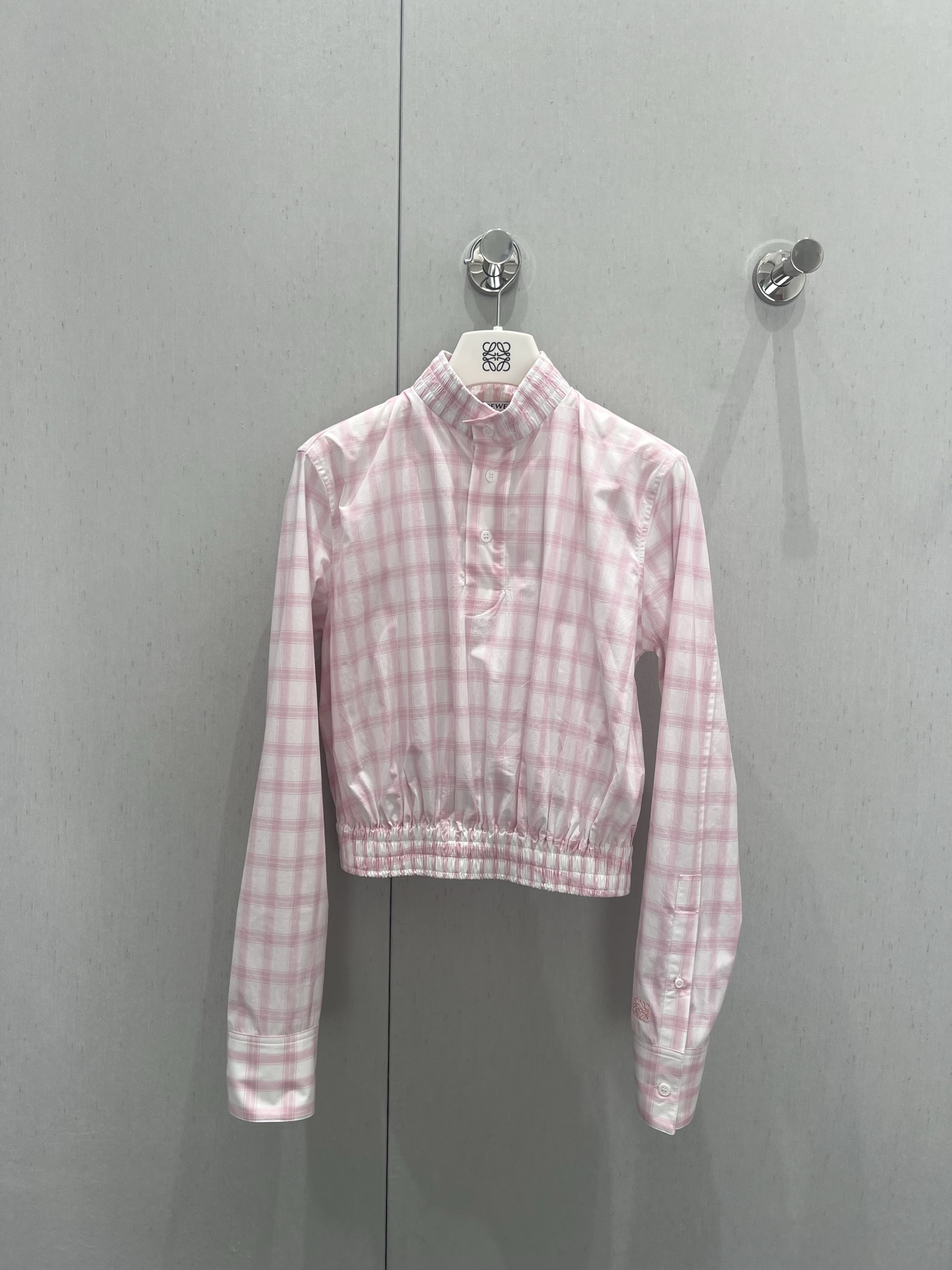 NO:318967,Shirt batch Shorts batch Loew* 25Ss spring and summer new style plaid jacquard slim waist short shirt   shorts suit 丨Exclusive yb development!  High-end production!  A very clean and refreshing set, it is a must-have for taking photos when you go out!  Wearing separately is a versatile item. It is hard not to like custom fabrics. The upper body is clean, neat, stylish, and comfortable!  One set is just closed and the real thing is beautiful or a separate set is very good. S/M/L is available in stock, loewe, shorts, shirts, alexander wang19860909衬衫批 短裤批Loew* 25Ss春夏新款 格纹提花修身束腰短款衬衫 短裤套装丨独家yb开发！高版出品！特别干净清爽的一套 简直就是出门拍照必备款！分开单穿也都是百搭单品～很难不爱定制面料 上身干净利落又有型,且舒适感满分的一套！一套简直闭眼入 实物巨美一套或分开搭都很 现货发售S/M/L,,loewe,shorts,shirts,alexander wang,Women's clothing