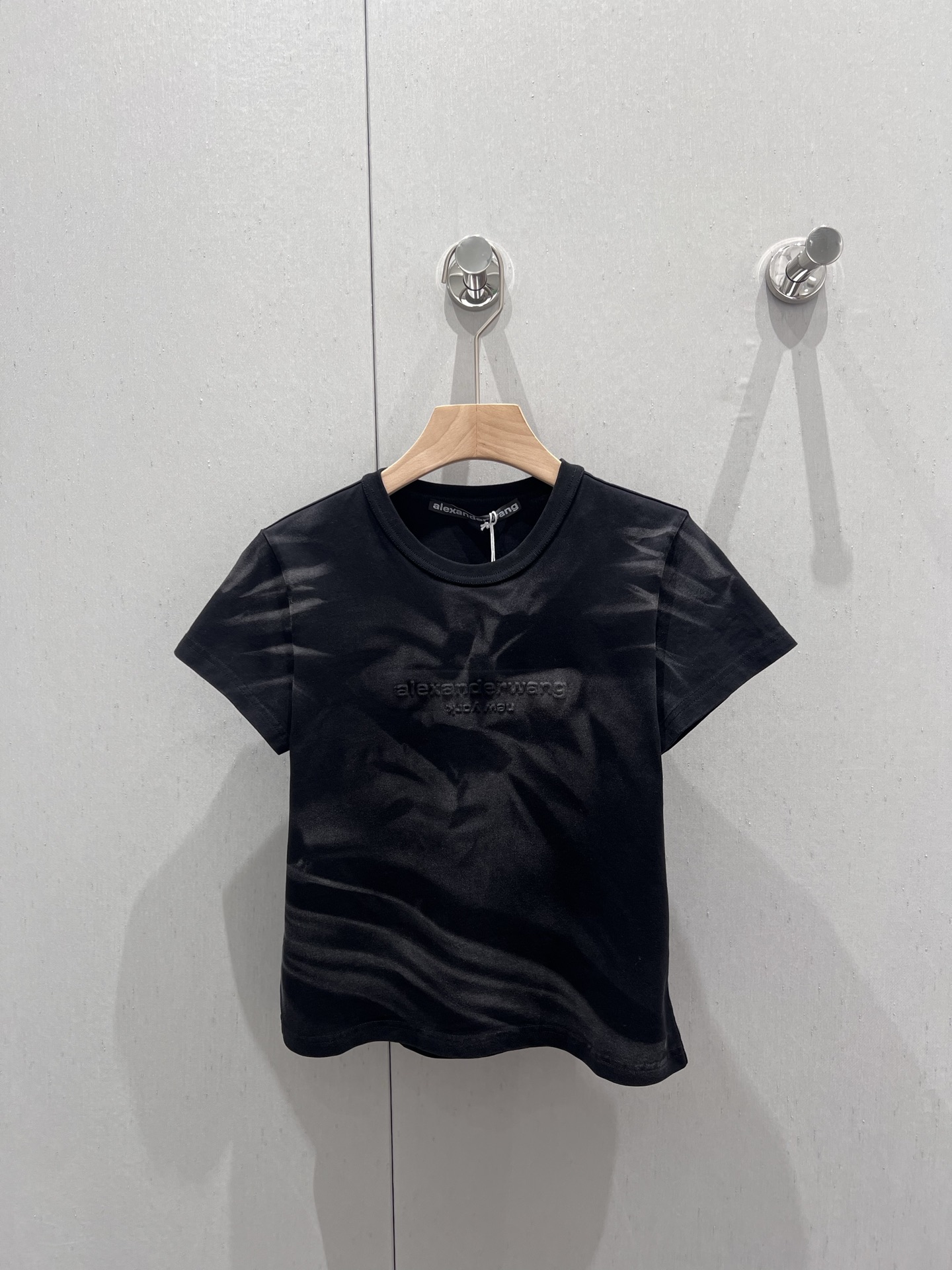 NO:319775,Alexаnd*r Wаng 25Ss Spring and Summer New Style, Old Tie-Dyeing Three-dimensional Letter Short Round Neck Short Sleeve T-shirt | Exclusive YB Development!  High-end production!  It uses high-end soft cotton fabric and is a T-shirt worth buying. It is fascinated by irregular tie-dye at first sight. It has a very special design and a very good style. It is recommended!  S/M/L, T-shirt,tees,t-shirt,alexander wang19860909批 Alexаnd*r Wаng 25Ss春夏新款 做旧扎染立体字母短款圆领短袖T恤丨独家yb开发！高版出品！采用高档柔软纯棉面料,超值得入手的一件T恤,一眼就被不规则的扎染给迷住了,很特别的设计,版型也很好,推荐！现货发售S/M/L,,T-shirt,tees，t-shirt,alexander wang,Women's clothing