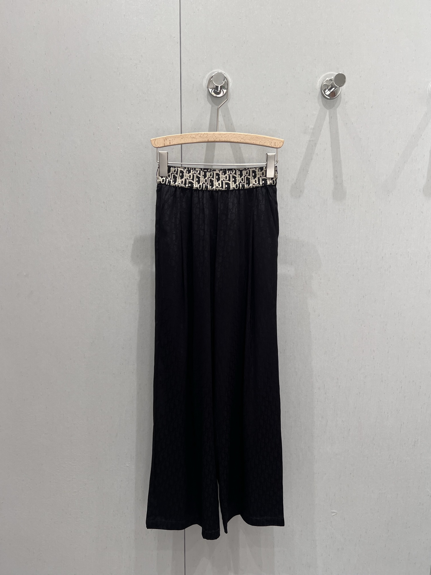 NO:318944,Batch Dio* 25Ss Early Spring New Style Alphabet Silk Jacquard Shirt   Trouser Set | Exclusive High-end Production!  The silky texture is silky and comfortable. The loose-fitting white shirt with elastic waist trousers is very inclusive and not picky about the figure. It is suitable for girls of all sizes. It shows the body proportions. It is very nice whether you match it separately or in one set in daily life!  Customized silk fabric with super high output rate, super comfortable and simple, high-end and tasteful!  Sisters!  Bounce it all for me!  S/M/L, dior,shirts,alexander wang19860909批 Dio* 25Ss早春新款 字母人丝提花衬衫 长裤套装丨独家高版出品！人丝质感丝滑舒适.宽松版型的白衬衫搭配松紧腰长裤包容性强不挑身材～适合各种身材的女孩 超级显身材比例 日常无论分开搭配或一套都非常nice！出片率超高定制人丝面料 舒适度爆表简单高级又有品味！姐妹们！都给我冲！现货发售S/M/L,,dior,shirts,alexander wang,Women's clothing