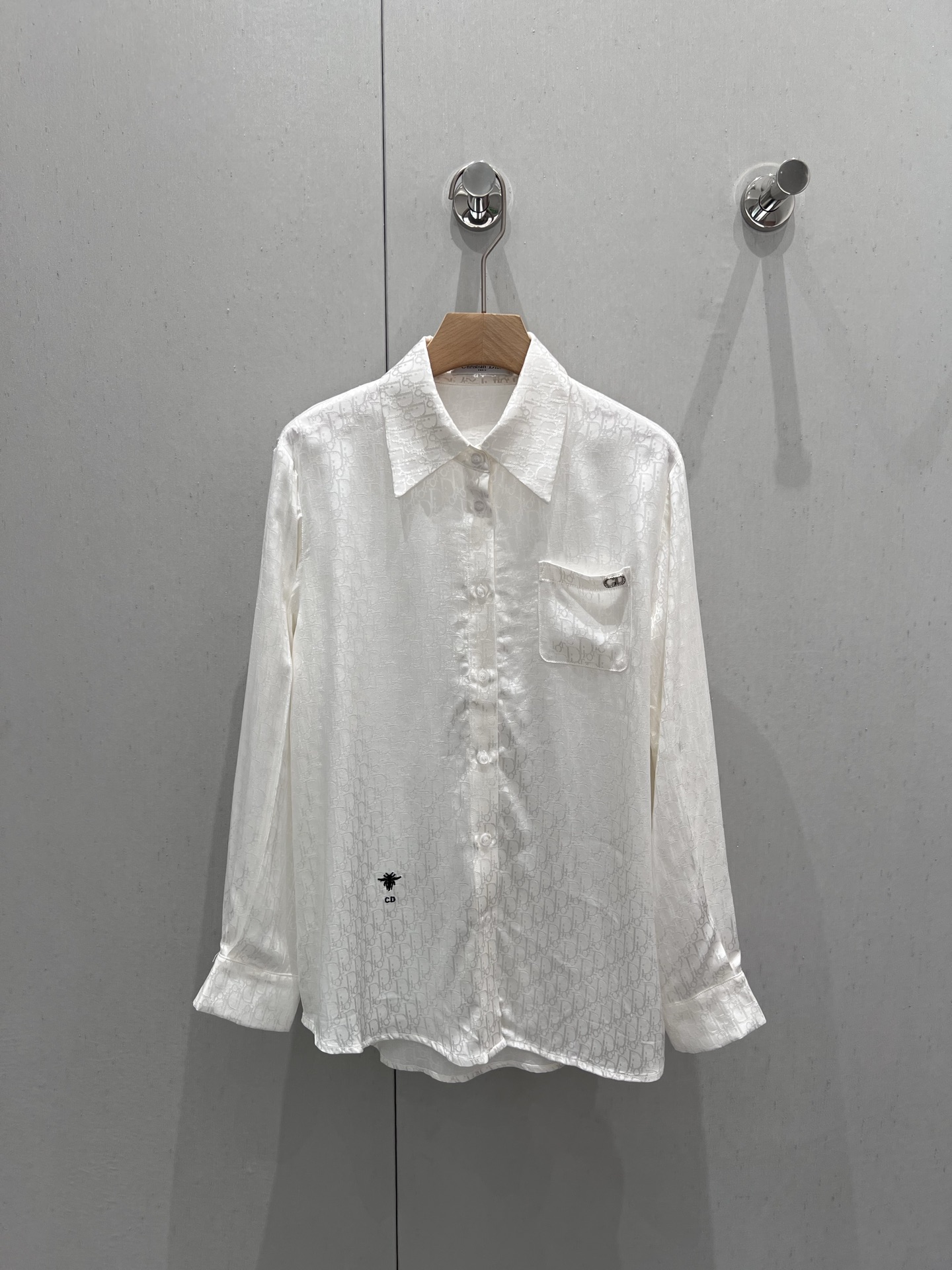 NO:318946,A set of Dio* 25Ss early spring new style, alphabet silk jacquard shirt   trouser suit丨Exclusive high-end production!  The silky texture is silky and comfortable. The loose-fitting white shirt with elastic waist trousers is very inclusive and not picky about the figure. It is suitable for girls of all sizes. It shows the body proportions. It is very nice whether you match it separately or in one set in daily life!  Customized silk fabric with super high output rate, super comfortable and simple, high-end and tasteful!  Sisters!  Bounce it all for me!  S/M/L, dior,shirts,alexander wang19860909批一套 Dio* 25Ss早春新款 字母人丝提花衬衫 长裤套装丨独家高版出品！人丝质感丝滑舒适.宽松版型的白衬衫搭配松紧腰长裤包容性强不挑身材～适合各种身材的女孩 超级显身材比例 日常无论分开搭配或一套都非常nice！出片率超高定制人丝面料 舒适度爆表简单高级又有品味！姐妹们！都给我冲！现货发售S/M/L,,dior,shirts,alexander wang,Women's clothing