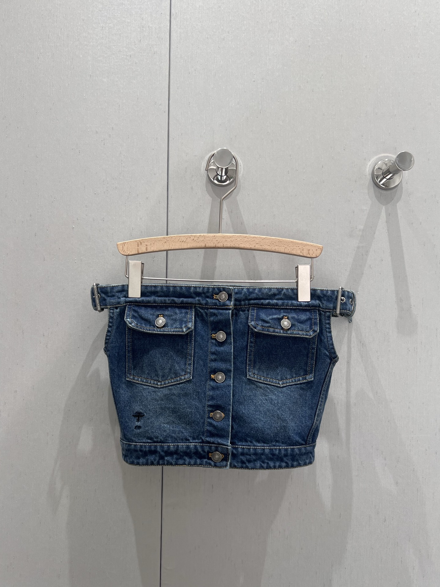 NO:328837,Dio* 25Ss Spring and Summer New Style One-Shoulder Denim Top丨Exclusive YB Development!  High-end production!  One-shoulder strapless design CD bee embroidery embellishment fashionable personality Customized washing denim fabric Comfortable and breathable Short style Slim and versatile upper body Sexy and cool Sexy and cool Sexy and cool Sexy and hot girls must be purchased S/M/L real-life details pictures, dior, alexander wang19860909Dio* 25Ss春夏新款 一字肩牛仔上衣丨独家yb开发！高版出品！一字肩抹胸设计 CD蜜蜂刺绣点缀 时髦个性 定制水洗牛仔面料 舒适透气 短款版型 上身显瘦又百搭 性感甜酷 辣妹必入 现货发售S/M/L实拍细节图,,dior,alexander wang,Women's clothing