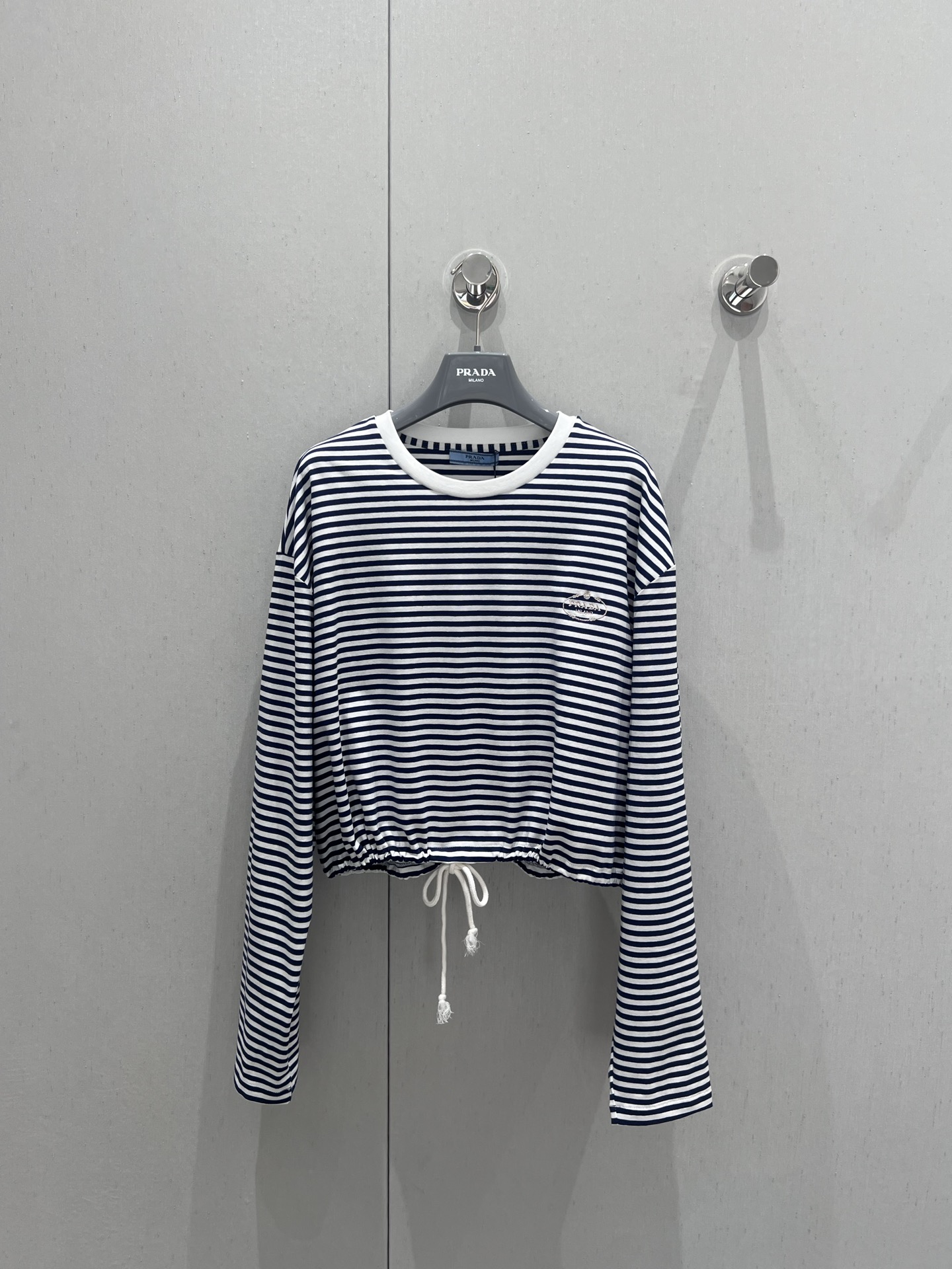 NO:331706,Prad* 25SS Spring and Summer New Style Contrast Striped Letter Embroidered Drawstring Long Sleeve T-shirt | Exclusive yb development!  High-end production!  This cotton plain-patterned T-shirt is made of Oversize tailoring, showing modern charm. It has a loose fit and creates an elegant three-dimensional effect. Recommended for popular products!  S/M/L real photos, prada, versace, tees, t-shirt, alexander wang19860909Prad* 25SS春夏新款 撞色条纹字母刺绣抽绳款长袖T恤丨独家yb开发！高版出品！这款棉质平纹T恤采用Oversize剪裁,彰显摩登魅力.宽松版型,塑造优雅的三维立体效果.爆款推荐！现货发售S/M/L实拍细节图,,prada,versace,tees，t-shirt,alexander wang,Women's clothing