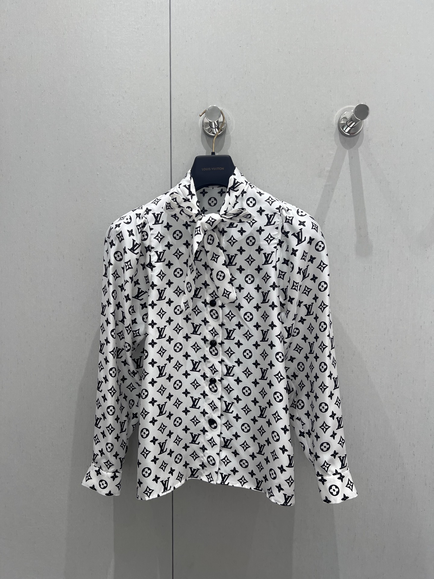 NO:333645,Support replacement Louis vuitt*n 25SS spring and summer new style streamer presbyterian silk shirt | Exclusive yb development!  High-end production!  Streamer neckline, puff sleeve design, classic presbyterian print pattern, black and white color matching, fashionable and high-end custom twill silk fabric, comfortable and skin-friendly, with a sense of gloss, loose style, slim and temperament, daily commuting and date, the upper body is absolutely high-end temperament goddess, S/M/L real photos are on sale,, louis vuitton, real silk, alexander wang19860909支持换款 Louis vuitt*n 25SS春夏新款 飘带老花真丝衬衣丨独家yb开发！高版出品！ 飘带系带领口 泡泡袖设计 经典老花印花图案 黑白配色时髦高级 定制斜纹真丝面料 舒适亲肤 自带光泽感 宽松版型 上身显瘦又气质 日常通勤约会上身妥妥高阶气质女神 现货发售S/M/L实拍细节图,,louis vuitton,real silk,alexander wang,Women's clothing