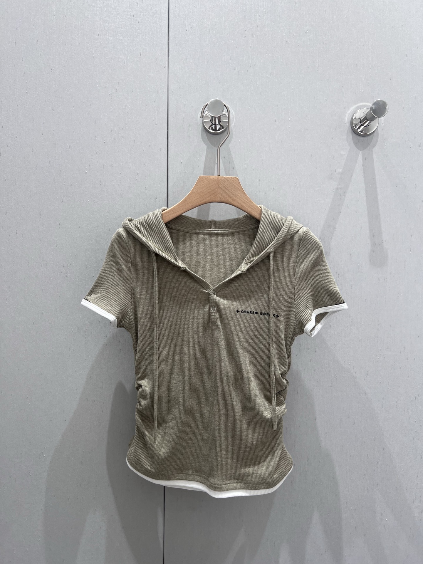 NO:318940,Chorme heart* 25ss Spring and Summer New Style, Slack, Loose, Soft and Glutinous Drooping Hooded Short Sleeve Top Drawstring Wide Leg Pants Set | Exclusive High-end Production!  The lazy suit that is very easy to wear, whether it is clean and neat tailoring or exquisite treatment in the details, it cleverly enhances the texture, the color and style are impeccable. The texture of the fabric is unique. It uses customized fabrics. The details are very good and must-have. [Wow] S/M/L is on sale in stock, T-shirt,hats,alexander wang19860909批 Chorme heart* 25ss春夏新款 松弛感宽松软糯垂感连帽短袖上衣抽绳阔腿裤套装丨独家高版出品！巨好穿的懒人套装,无论是干净利落的剪裁还是在细节处的精致处理都十分巧妙提升质感,颜色跟版型都无可挑剔 面料质感一绝 采用的是定制面料 细节很到位、必备入款[哇] 现货发售S/M/L,,T-shirt,hats,alexander wang,Women's clothing