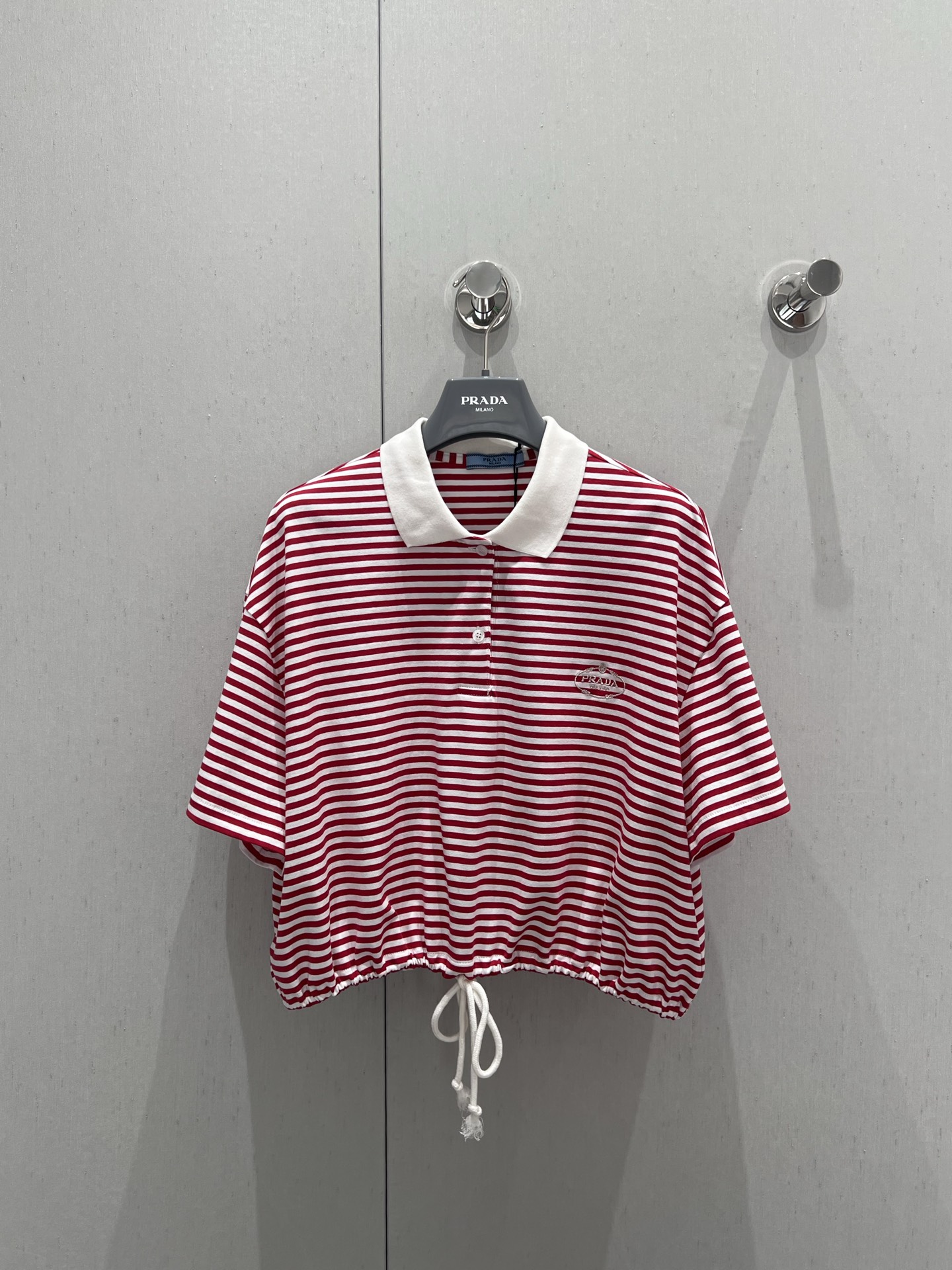 NO:332860,Support replacement Prad* 25Ss spring and summer new style contrasting Polo striped letter embroidered drawstring short-sleeved T-shirt | Exclusive yb development!  High-end production!  This cotton plain-patterned T-shirt is made of Oversize, showing modern charm. The loose fit creates an elegant three-dimensional effect. Look at the workmanship quality yourself, and the details of S/M/L are on sale in stock, prada, versace, T-shirt, tees, t-shirt, alexander wang19860909支持换款 Prad* 25Ss春夏新款 撞色Polo条纹字母刺绣抽绳短袖T恤丨独家yb开发！高版出品！这款棉质平纹T恤采用Oversize剪裁,彰显摩登魅力.宽松版型,塑造优雅的三维立体效果.做工品质自己看,现货发售S/M/L实拍细节图,,prada,versace,T-shirt,tees，t-shirt,alexander wang,Women's clothing