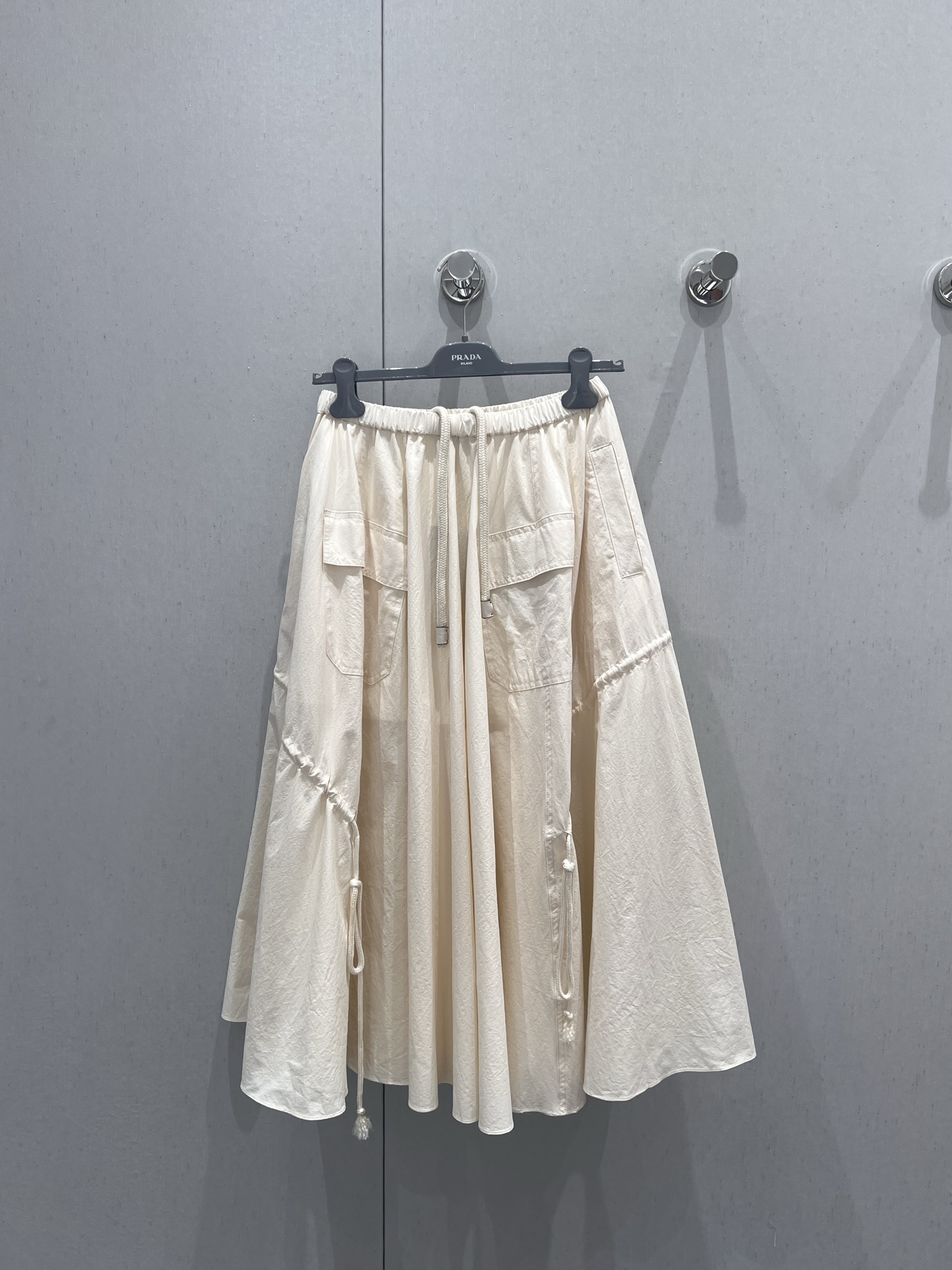 NO:319791,Batch Prad* 25Ss Spring and Summer New Drawstring Elastic Waist Umbrella Skirt | Exclusive YB Development!  High-end production!  Imported pleated sunscreen nylon material, lightweight, comfortable and breathable, symmetrical flip pocket decoration, add layering of styling, create a casual and relaxing outfit, adjust a variety of skirt and hem shapes with drawstrings, meet various needs for commuting and dates, the iconic triangle logo embellishment of the back waist, highlight the brand tone, surface auxiliary material development, umbrella skirt style cut, extremely tolerant to the figure, can be matched with the same series of hooded jackets, complete outfits make it more playful and age-reducing. S/M/L, prada, skirts, jackets & coats,hats, alexander wang19860909批 Prad* 25Ss春夏新款 抽绳松紧腰伞状半裙丨独家yb开发！高版出品！进口褶皱防晒尼龙材质 轻薄舒适透气 沿用对称翻盖口袋装饰 增添造型层次感 打造休闲松弛感穿搭 配合抽绳松紧调节出多种裙摆造型 满足通勤约会多种需求 后腰标志性三角徽标点缀 彰显品牌调性 面辅料开发 伞状半身裙版型剪裁 对身材包容度极高 可搭配同系列连帽外套 成套穿搭更显俏皮减龄 现货发售S/M/L,,prada,skirts,jackets & coats,hats,alexander wang,Women's clothing