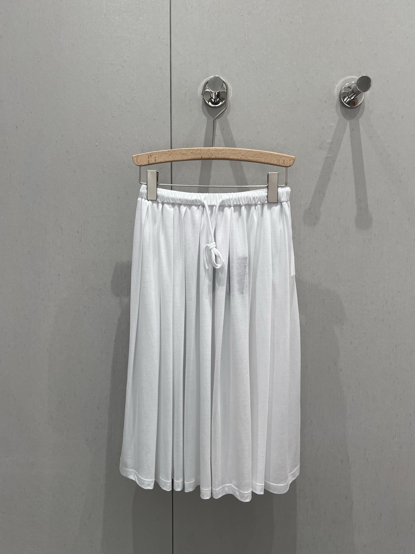 NO:332843,Supports replacement Prad* 25Ss early spring new style, elastic waist pleated skirt丨Exclusive high-end production!  The customized version shows a sense of high-end and casualness. A visual feast. A versatile item that must be bought in all seasons. It has a great texture and is full of lazy style. The goddess must be a magical tool!  The style is versatile and not picky. It stretches the line proportions and makes the upper body beautiful!  The quality of workmanship depends on the details!  S/M/L real photos, prada, skirts, alexander wang19860909支持换款 Prad* 25Ss早春新款 松紧腰百褶半裙丨独家高版出品！定制版型尽显高级随意感 视觉盛宴 四季必入的百搭单品 质感巨好,慵懒范儿十足 女神必入神器！版型百搭不挑人 拉长线条比例 上身美的不要不要的！做工品质看细节！现货发售S/M/L实拍细节图,,prada,skirts,alexander wang,Women's clothing