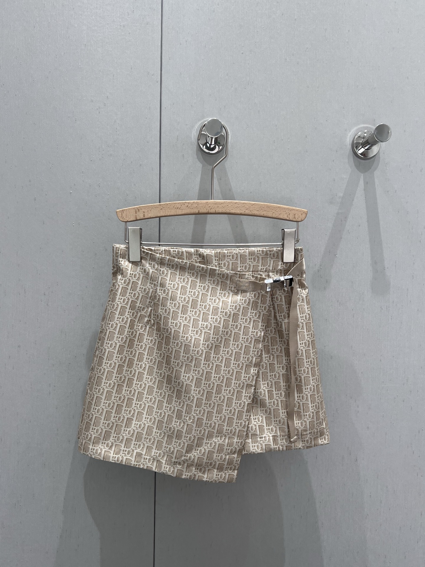 NO:329509,Skirt Dio* 25Ss Spring and Summer New Model Oblique Jacquard Hooded Drawstring Jacket Jacket   Skirt Set | Exclusive yb development!  High-end production!  Decorated with classic Oblique prints. Beautiful crafting with beige taffeta jacquard fabric, with zipper closures and two large front pockets. The drawstring hood design provides good protection and embroidery with bee logo embroidery, which can be matched with other Oblique prints to create a delicate casual look. Classic bee logo embroidery and CD metal logo on sale in stock. S/M/L,,dior,skirts,jackets & coats,jackets & coats,hats,alexander wang19860909半裙 Dio* 25Ss春夏新款 Oblique提花连帽抽绳夹克外套 半裙套装丨独家yb开发！高版出品！饰以经典的Oblique印花 采用米色塔夫绸科技提花面料精心制作搭配拉链开合和两个正面大号口袋,抽绳风帽设计提供良好的防护效果点缀以小蜜蜂标识刺绣,可与其他 Oblique 印花单品搭配,打造精致的休闲造型 下脚经典小蜜蜂标识刺绣和CD金属标志 现货发售 S/M/L,,dior,skirts,jackets & coats,jackets & coats,hats,alexander wang,Women's clothing