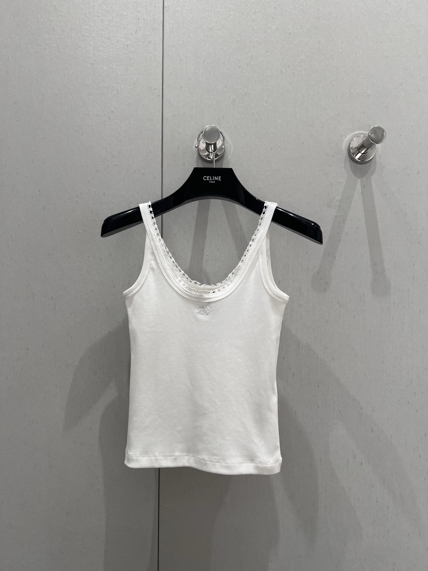 NO:332886,Support for replacement Celin* 25 spring and summer new style, white embroidered lace vest small suspender | Exclusive yb development!  High-end production!  The Arc de Triomphe has a lace suspender, so beautiful!  You can wear it alone or as a base. It is super inclusive and must-have small items in spring and summer. S/M/L real-life detailed pictures, celine, alexander wang19860909支持换款 Celin* 25春夏新款 白色绣花花边背心小吊带丨独家yb开发！高版出品！凯旋门花边小吊带,美爆了！单穿或者作为打底都可以.包容性超级强 春夏必备小单品.现货发售S/M/L实拍细节图,,celine,alexander wang,Women's clothing