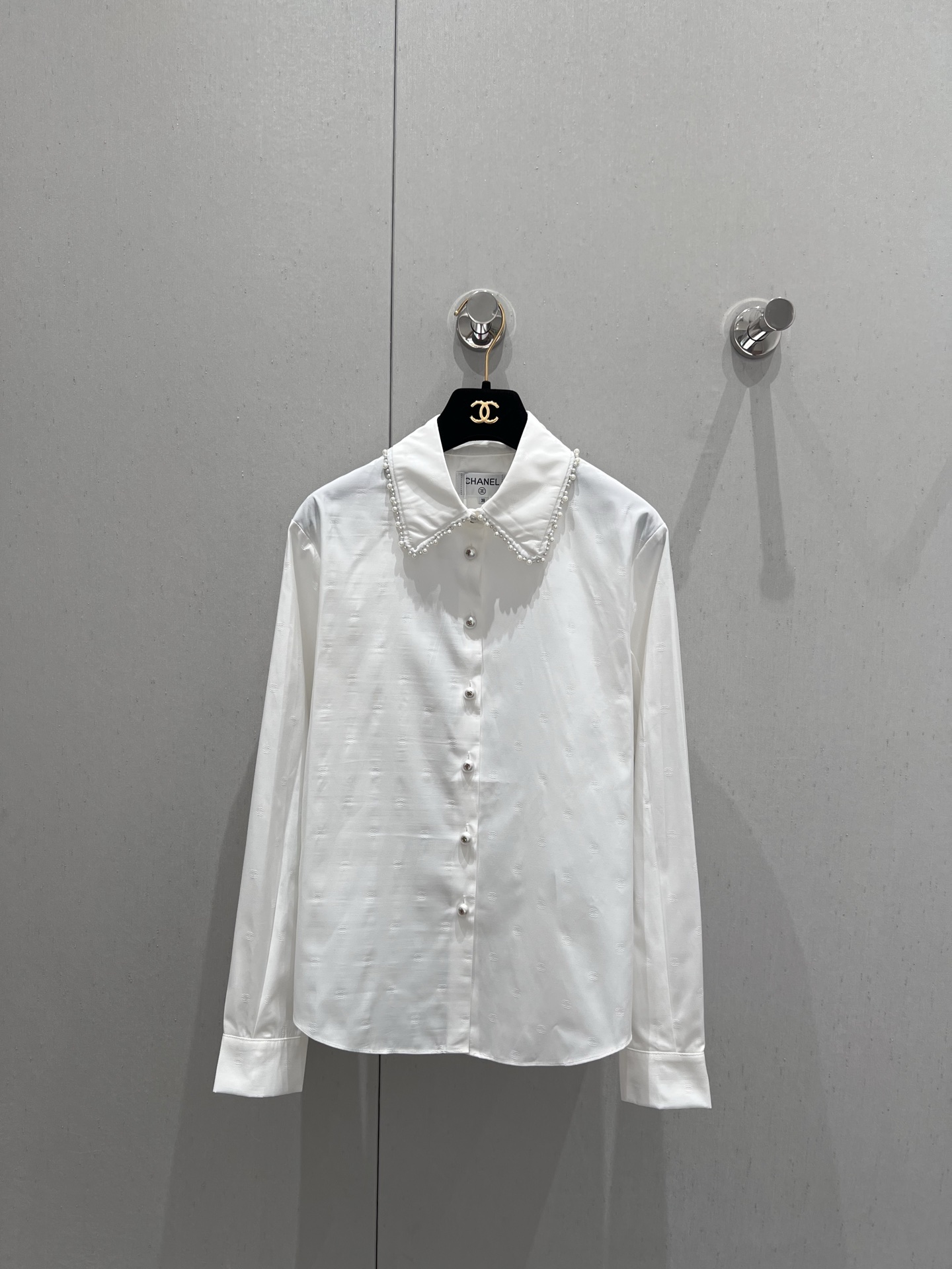 NO:328163,Chan*l 25p spring and summer new style, dark pattern logo pearl trim white shirt丨Exclusive yb development!  High-end production!  Customized heavy-duty full logo dark pattern cotton fabric, basic shirt style, collar decoration size and different specifications of pearl trim are very exquisite, the front closure has a molded logo pearl button opening and closing, the collar, cuffs and large body are very well-proportioned, straight and smooth, meticulous, and exquisite inside and outside!  The daily style of matching skirts and pants is effortless and super recommended!  S/M/L, chanel, skirts,shirts,alexander wang19860909Chan*l 25p春夏新款 暗纹logo珍珠饰边白衬衫丨独家yb开发！高版出品！定制的重磅满logo暗纹棉质面料,基础款的衬衫版型,领边装饰大小不同规格珍珠饰边很精致,前襟开模logo珍珠扣子开合,衣领、袖口、大身走线都非常匀称,笔直流畅,一丝不苟,里里外外都很精致！日常搭配半裙裤子时髦的毫不费力,超级推荐！现货发售S/M/Ｌ,,chanel,skirts,shirts,alexander wang,Women's clothing