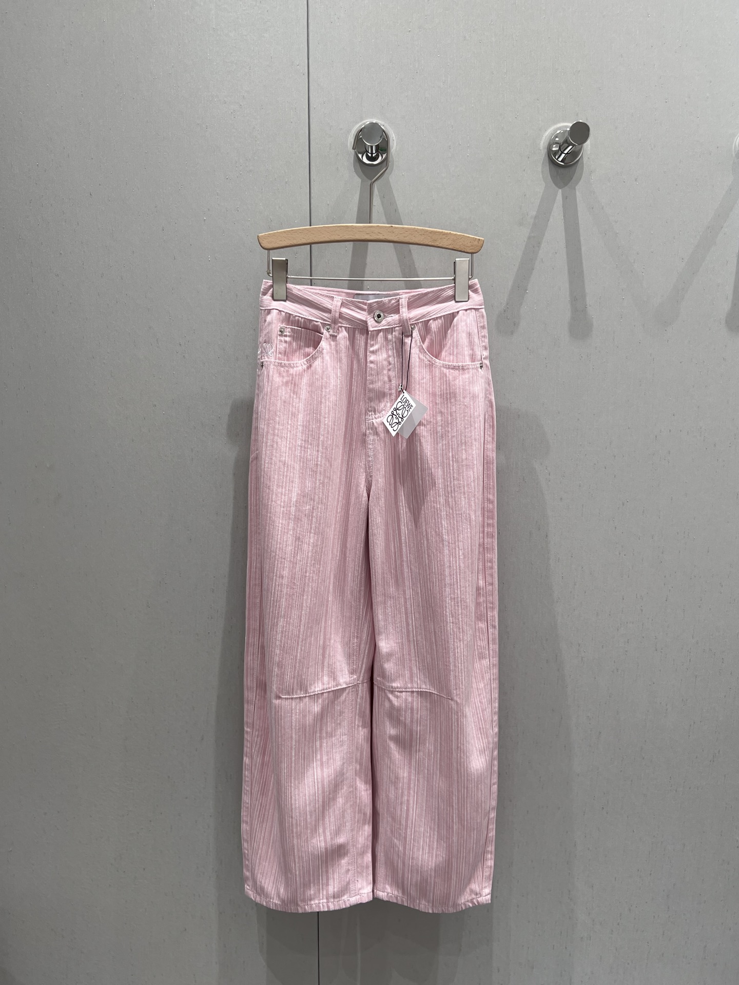 NO:333709,Support replacement Loew* 25Ss spring and summer new style striped pink scimitar jeans trousers | Exclusive high-end production!  Imported cotton fabric pink striped conical wide-leg design with a top body A-shaped!  The classic style is not picky and versatile and fashionable!  Super slim on the upper body!  The imported washing cowboy fabric has a wide and stylish texture!  Highly recommended single items, customized leather hardware accessories, workmanship quality depends on the details!  S/M/L real photos, loewe, alexander wang19860909支持换款 Loew* 25Ss春夏新款 条纹粉色弯刀牛仔长裤丨独家高版出品！进口棉面料粉色条纹锥形阔腿设计上身A爆啦！经典版型不挑人百搭又时髦！上身超显瘦！进口洗水牛仔面料质感挺阔有型！强烈推荐单品,定制皮牌五金配件 做工品质看细节！现货发售S/M/L实拍细节图,,loewe,alexander wang,Women's clothing