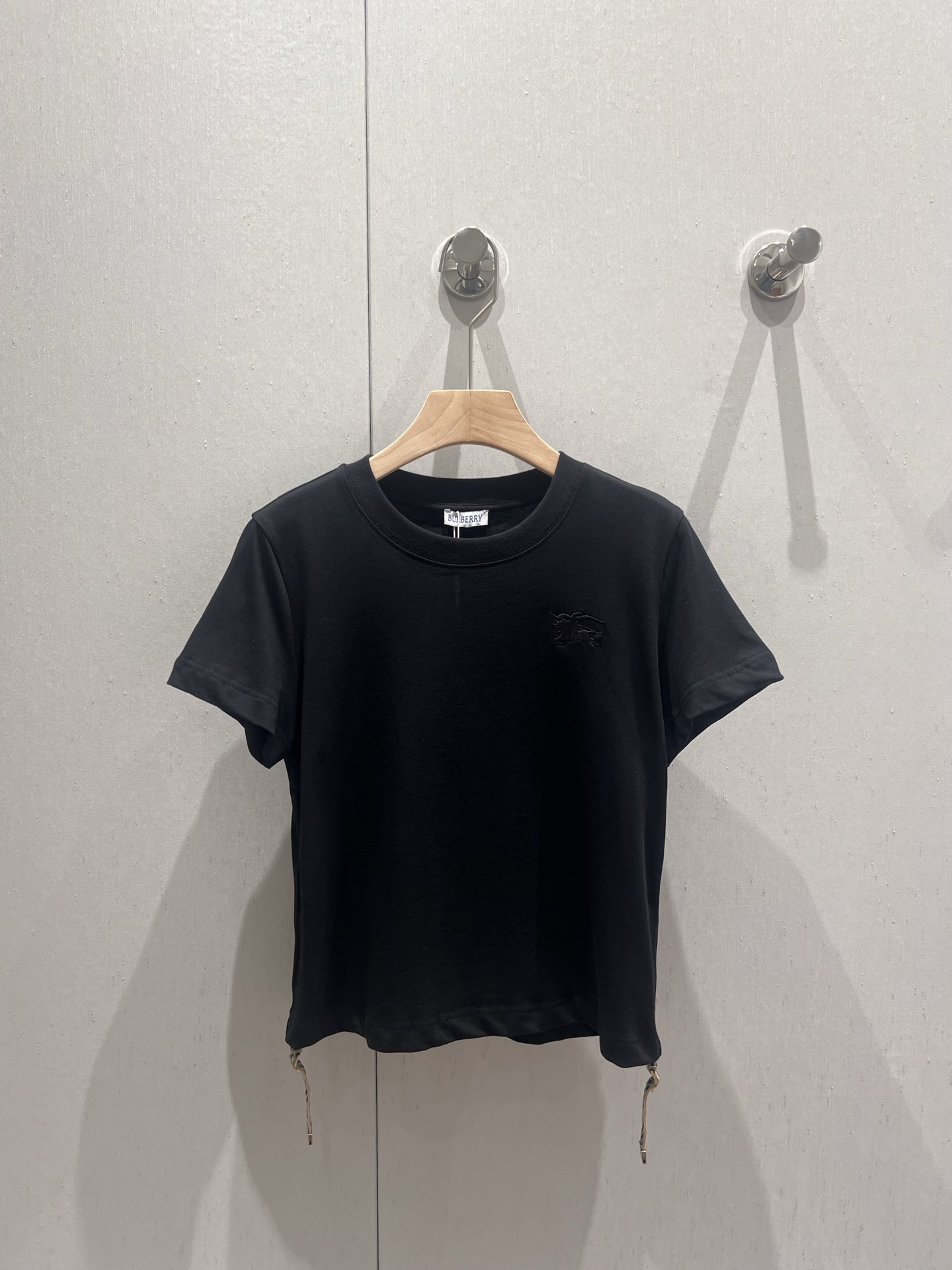 NO:335105,Support replacement Burb*rry 25Ss spring and summer new product, waist-closing drawstring plaid decorative cotton round neck short-sleeved T-shirt | Exclusive yb development!  High-end production!  The low-key daily life is not without the fashionable plaid decoration and wrinkle waist, which is very suitable for this year's fashion trend. It's so easy to wear~ the style really shows off your figure!  Barbie on earth is just like this!  Must enter must be entered!  S/M/L real photos, burberry, T-shirt, tees, t-shirt, alexander wang19860909支持换款 Burb*rry 25Ss春夏新品 收腰抽绳格纹装饰棉质圆领短袖T恤丨独家yb开发！高版出品！低调日常又不失时髦感格纹装饰褶皱收腰,非常贴合今年的流行趋势ins博主风满满的真的太好穿啦～版型真的巨显身材！人间芭比也不过如此！必入必入！现货发售S/M/L实拍细节图,,burberry,T-shirt,tees，t-shirt,alexander wang,Women's clothing