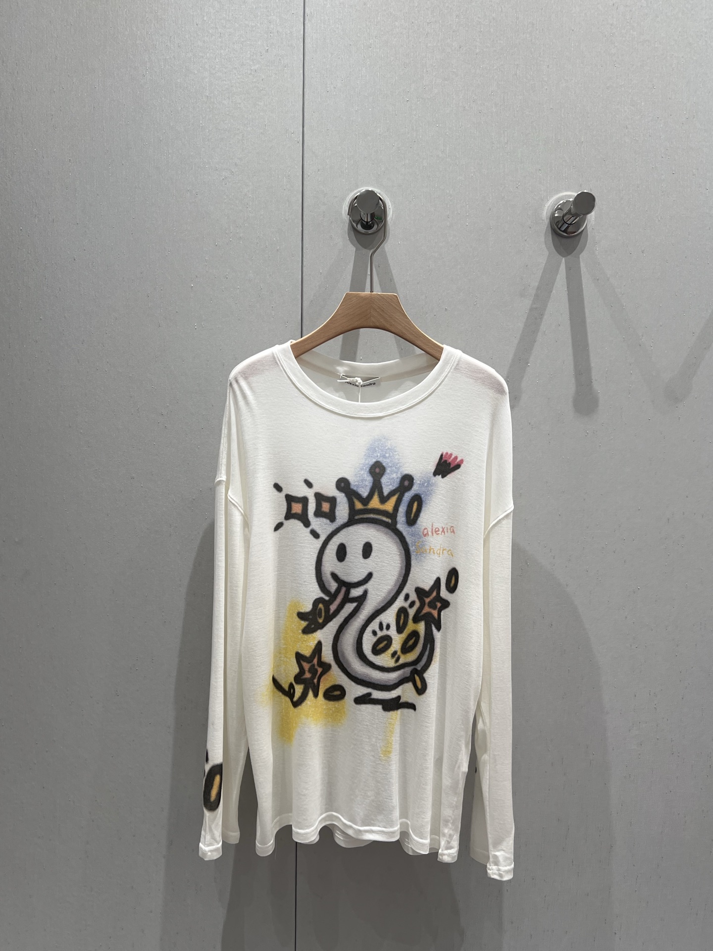 NO:320001,Alexia sandr* 25 Snake Year Limited New Style Little God of Wealth Snake Long Sleeve T-shirt | Exclusive high-end product!  The color matching and pattern are very beautiful, and the fabric is skin-friendly and comfortable. The unique long-sleeved ragdoll design perfectly adapts to the round shoulder and thick back, cleverly modifying the shoulder shape, making it look slim and stylish visually. It is absolutely super eye-catching when wearing it alone in the spring!  The style is also very loose and comfortable, and it doesn't pick on the figure at all~S/M/L,,tees, t-shirt,alexander wang19860909Alexia sandr* 25蛇年限定新款 小财神贪吃蛇长袖T恤丨独家高版出品！配色和图案都很好看,面料亲肤舒适.独特的插肩长袖设计,完美适应圆肩与背厚体态,巧妙修饰肩型,视觉上显瘦有型.开春了单穿绝对超级亮眼！版型也是非常宽松舒适,完全不挑身材~现货发售 S/M/L,,tees，t-shirt,alexander wang,Women's clothing