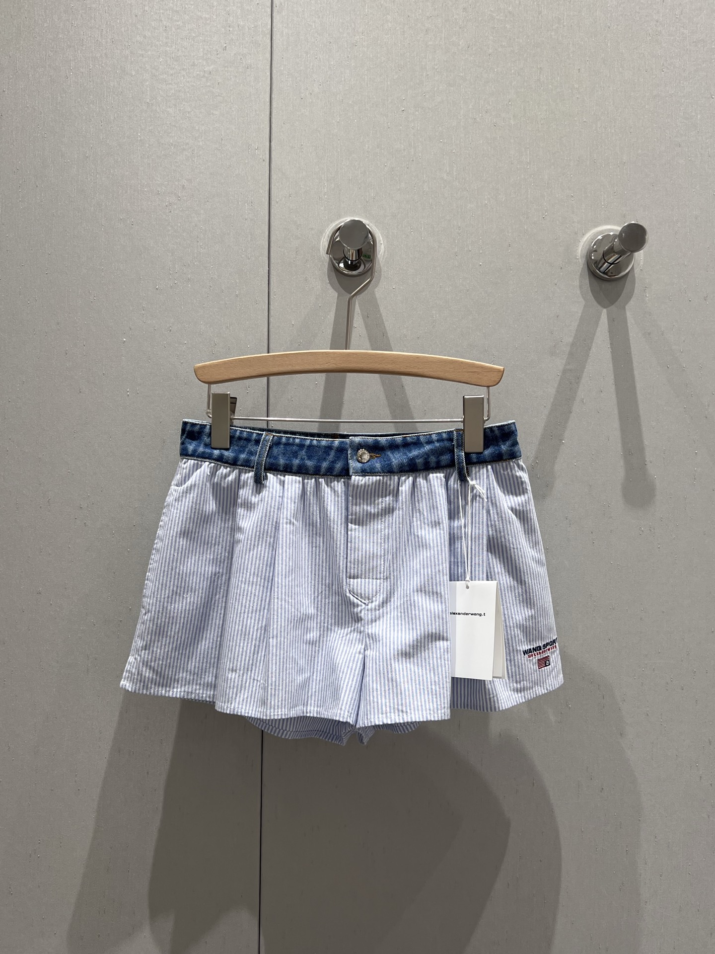 NO:418601,Support replacement Alexand*r wang 25Ss spring and summer new style striped denim spliced ​​letters high-waist shorts | Exclusive yb development!  High-end production!  High-waist denim splicing design is used, blending the iconic wide-leg pants style tailoring to create a three-dimensional silhouette. The double-layer pleated details on the front enhance the layering, showing the exquisite tailoring process, and optimizing the leg lines. Decorated with denim-style button belts, paired with button placket opening and closing, easy to put on and take off, and both practicality and design sense. The side oblique pockets increase convenience, making the casual style more practical value~ S/M/L real-life details pictures, shorts, alexander wang19860909支持换款 Alexand*r wang 25Ss春夏新款 条纹牛仔布拼接字母高腰短裤丨独家yb开发！高版出品！采用高腰牛仔布拼接设计,融合标志性的阔腿裤版型剪裁,打造立体廓形.正面双层褶裥细节增强层次感,展现精致剪裁工艺,同时优化腿部线条.饰有牛仔风格纽扣腰带,搭配纽扣门襟开合,方便穿脱,实用性与设计感兼具.侧面斜插口袋增加便捷性,让休闲风格更具实穿价值～现货发售S/M/L实拍细节图,,shorts,alexander wang,Women's clothing