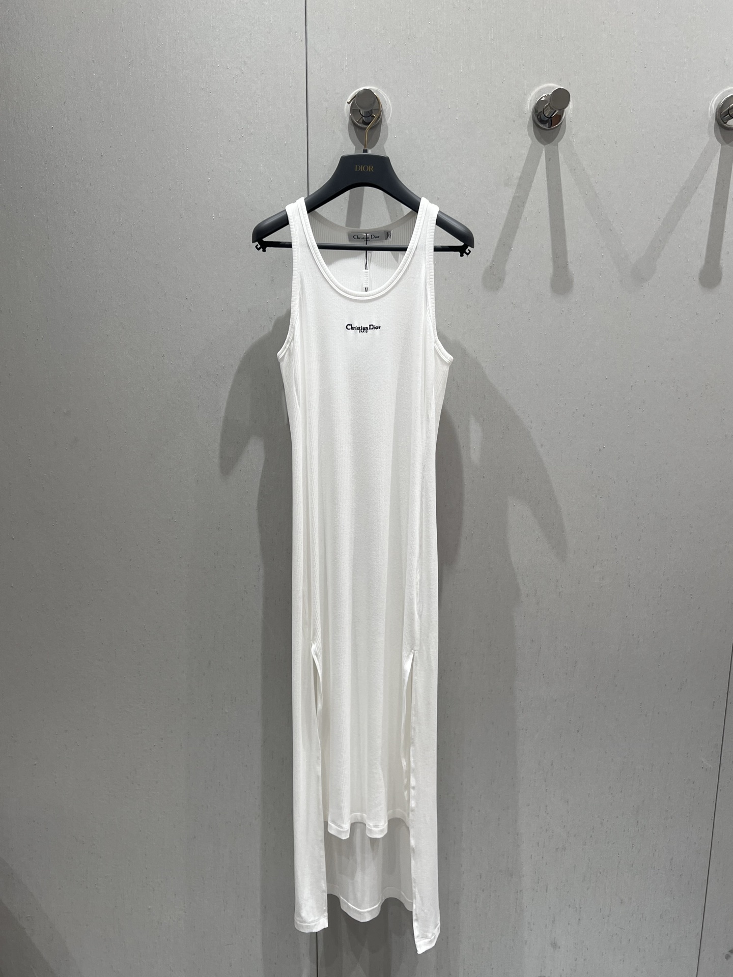 NO:320018,Dio*25Ss spring and summer new model, micro-label embroidered threaded mid-length vest dress | Exclusive high-end production!  Contract the treasures and versatile items for the whole summer!  The collar edges are all seamlessly spliced ​​and integrated molding, and the workmanship quality depends on the details!  Differentiate the market version!  The waist-hugging style design, three-dimensional cutting, and the upper body effect is amazing!  Custom thread edge collection is smooth and smooth, on-site S/M/L,,dior,skirts,alexander wang19860909批 Dio*25Ss春夏新款 微标刺绣螺纹中长款背心连衣裙丨独家高版出品！承包一整个夏天的宝藏百搭单品！领边皆采用无缝拼接一体成型工艺,做工品质看细节！区别市场版本！收腰版型设计,立体裁剪,上身效果绝绝子！定制螺纹收边平整流畅,现货发售 S/M/L,,dior,skirts,alexander wang,Women's clothing