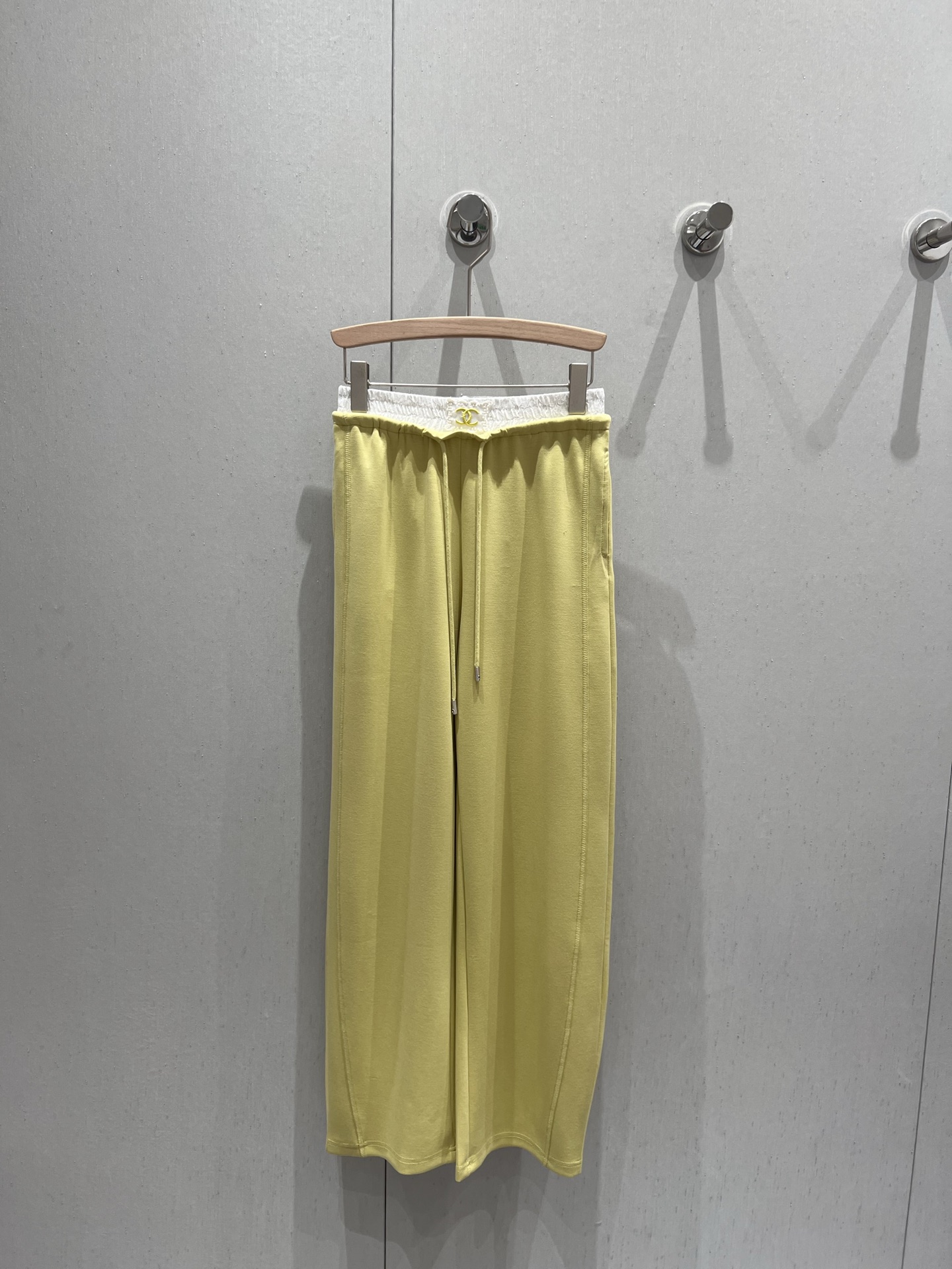 NO:329499,Chane* 25Ss spring and summer new style contrasting waist drawstring casual trousers | Exclusive high-end production!  The colors are versatile and high-end. The contrasting colors of the custom letters show the high-end and casual feeling. The visual feast is a versatile item that must be bought in all seasons. Customized fabrics, with great texture and full of lazy style. The goddess must be a magical tool!  The style is versatile and not picky. It stretches the line proportions and makes the upper body beautiful!  Workmanship quality depends on details S/M/L, chanel, alexander wang19860909Chane* 25Ss春夏新款 撞色腰抽绳休闲长裤丨独家高版出品！颜色百搭高级 定制字母撞色尽显高级随意感 视觉盛宴 四季必入的百搭单品 订制面料,质感巨好,慵懒范儿十足 女神必入神器！版型百搭不挑人 拉长线条比例 上身美的不要不要的！做工品质看细节 现货发售 S/M/L,,chanel,alexander wang,Women's clothing