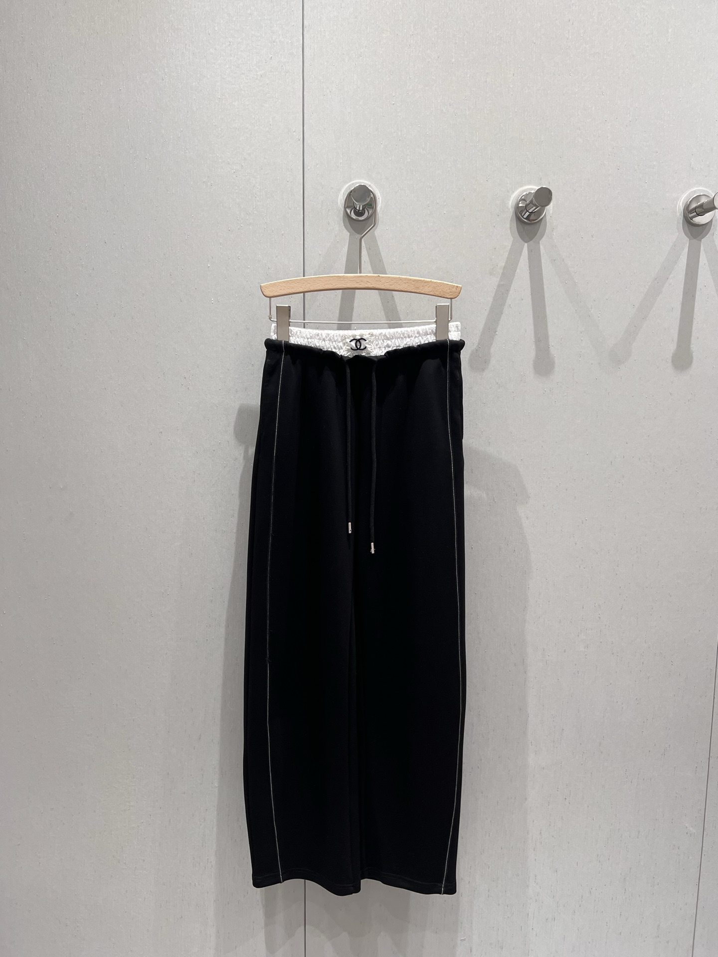 NO:329503,Chane* 25Ss spring and summer new style contrasting waist drawstring casual trousers | Exclusive high-end production!  The colors are versatile and high-end. The contrasting colors of the custom letters show the high-end and casual feeling. The visual feast is a versatile item that must be bought in all seasons. Customized fabrics, with great texture and full of lazy style. The goddess must be a magical tool!  The style is versatile and not picky. It stretches the line proportions and makes the upper body beautiful!  Workmanship quality depends on details S/M/L, chanel, alexander wang19860909Chane* 25Ss春夏新款 撞色腰抽绳休闲长裤丨独家高版出品！颜色百搭高级 定制字母撞色尽显高级随意感 视觉盛宴 四季必入的百搭单品 订制面料,质感巨好,慵懒范儿十足 女神必入神器！版型百搭不挑人 拉长线条比例 上身美的不要不要的！做工品质看细节 现货发售 S/M/L,,chanel,alexander wang,Women's clothing