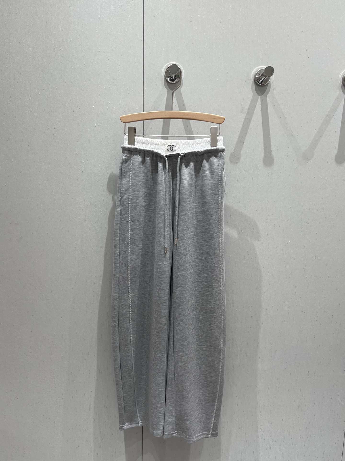 NO:329495,Chane* 25Ss spring and summer new style contrasting waist drawstring casual trousers | Exclusive high-end production!  The colors are versatile and high-end. The contrasting colors of the custom letters show the high-end and casual feeling. The visual feast is a versatile item that must be bought in all seasons. Customized fabrics, with great texture and full of lazy style. The goddess must be a magical tool!  The style is versatile and not picky. It stretches the line proportions and makes the upper body beautiful!  Workmanship quality depends on details S/M/L, chanel, alexander wang19860909Chane* 25Ss春夏新款 撞色腰抽绳休闲长裤丨独家高版出品！颜色百搭高级 定制字母撞色尽显高级随意感 视觉盛宴 四季必入的百搭单品 订制面料,质感巨好,慵懒范儿十足 女神必入神器！版型百搭不挑人 拉长线条比例 上身美的不要不要的！做工品质看细节 现货发售 S/M/L,,chanel,alexander wang,Women's clothing